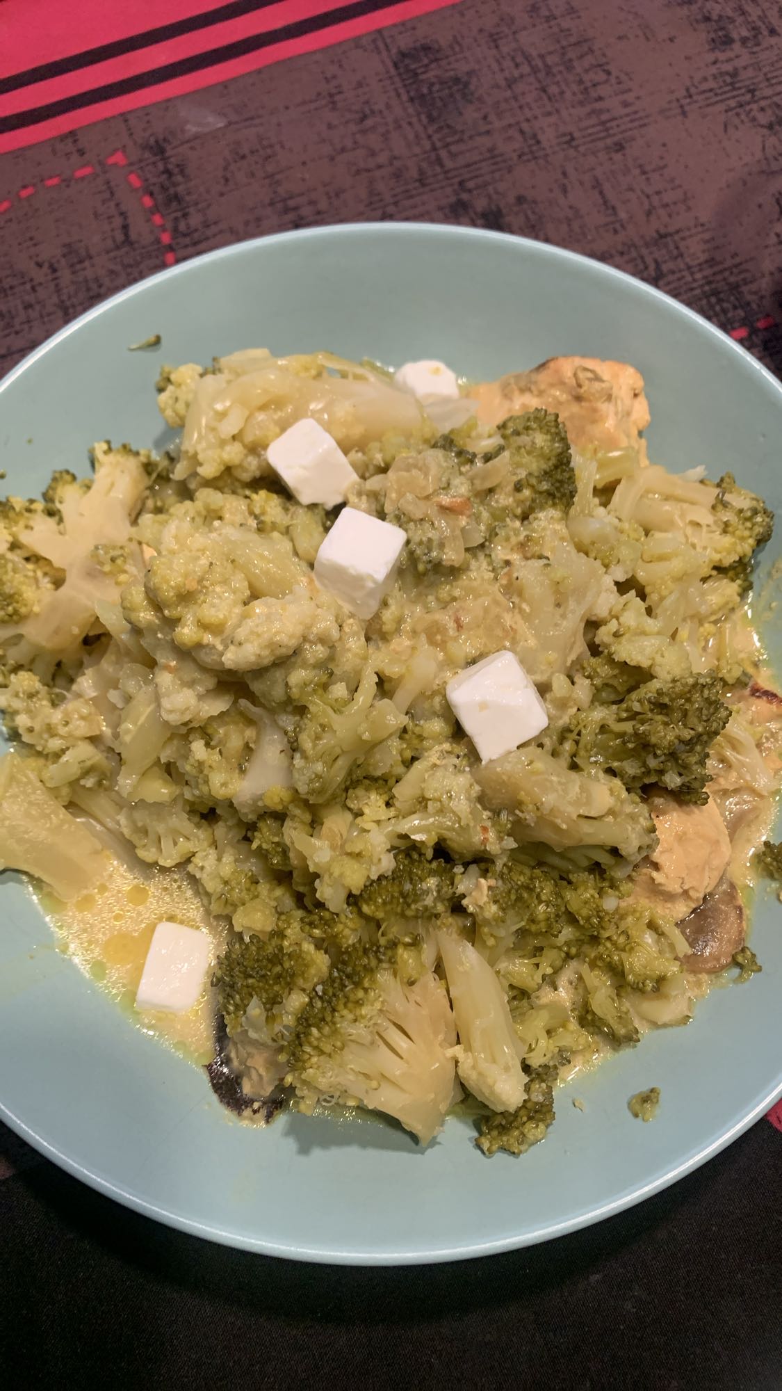 Pollo con brócoli y queso