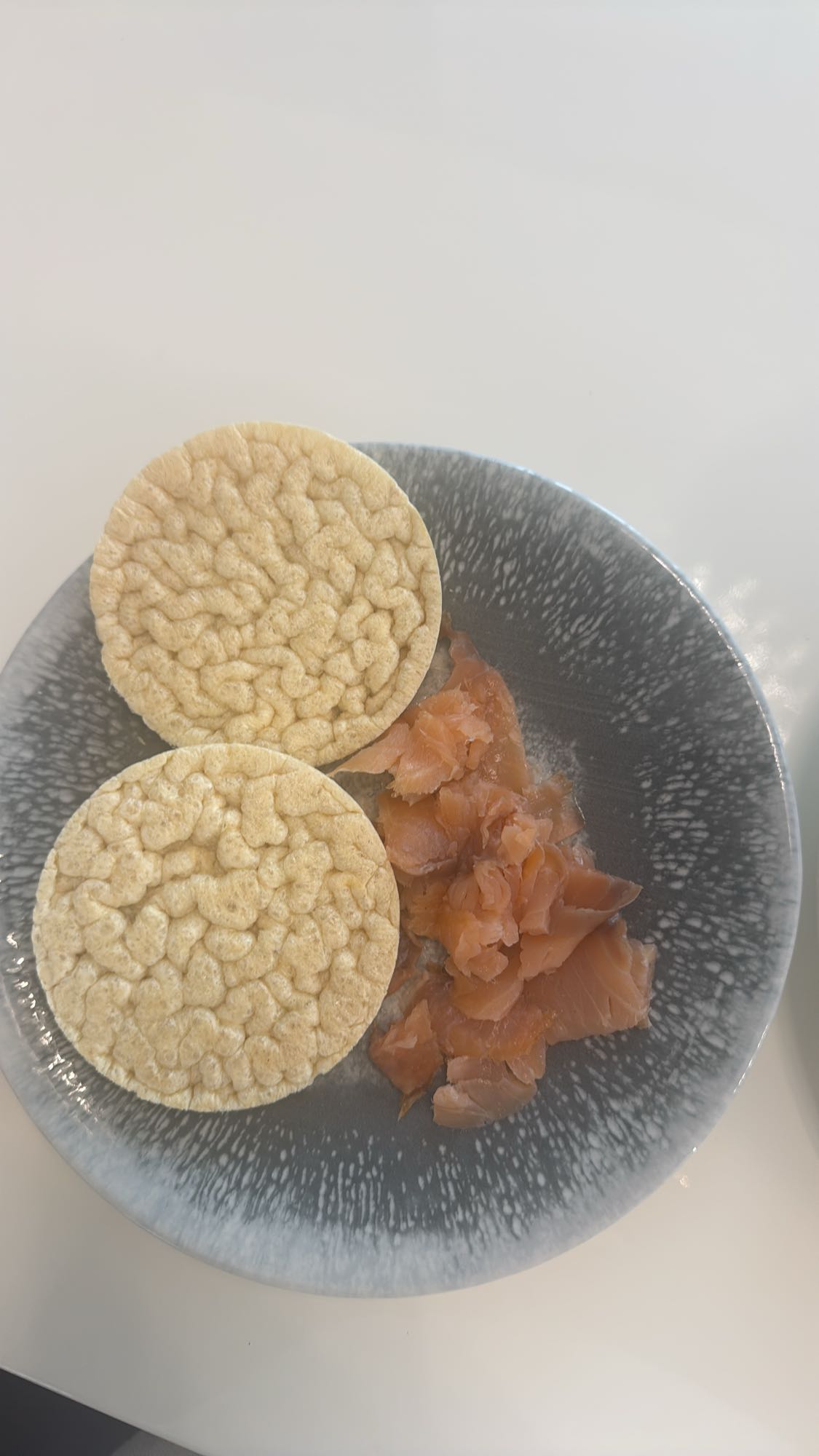 Rice cakes with salmon