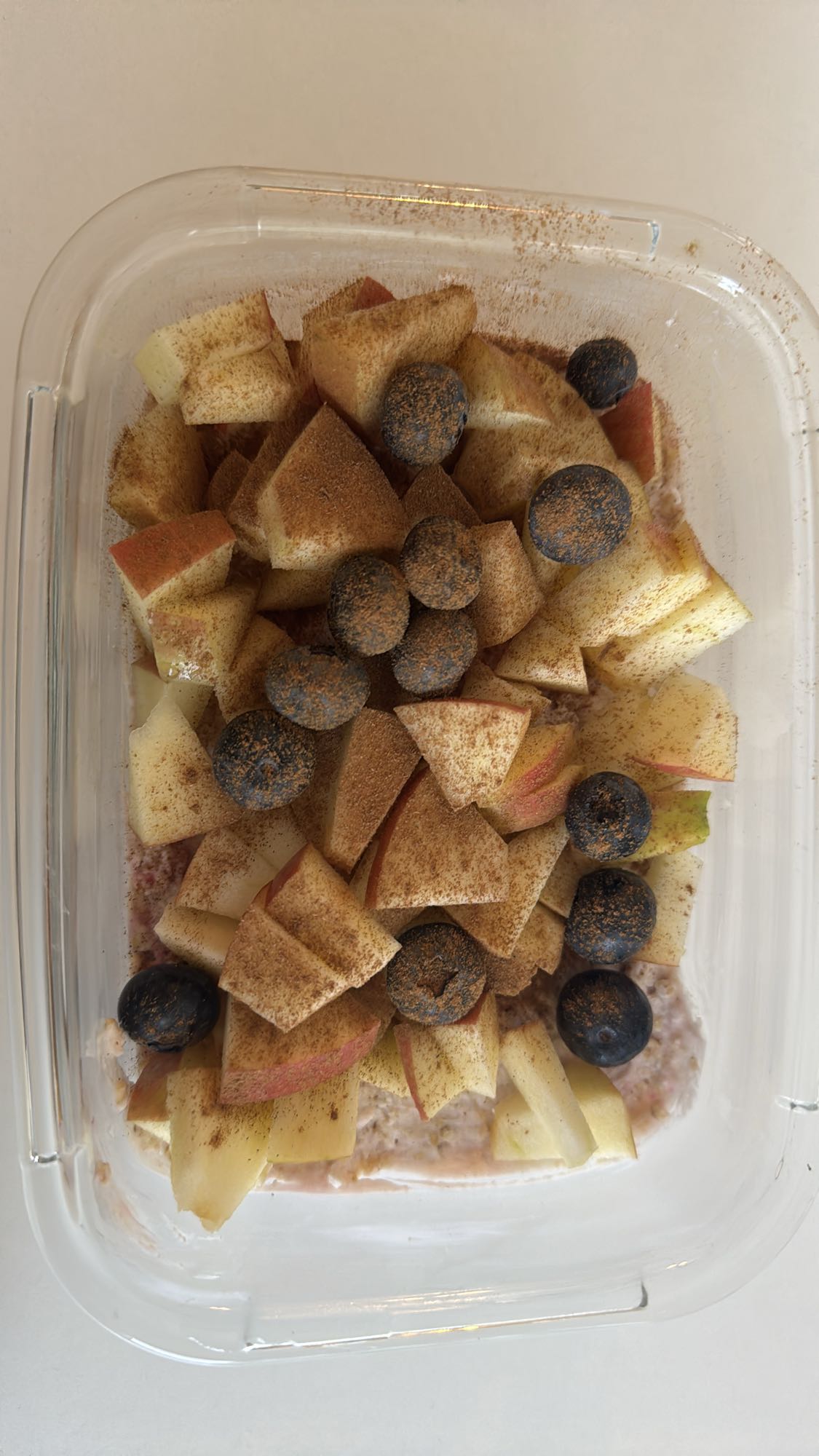 Haferflocken mit Früchten und Skyr