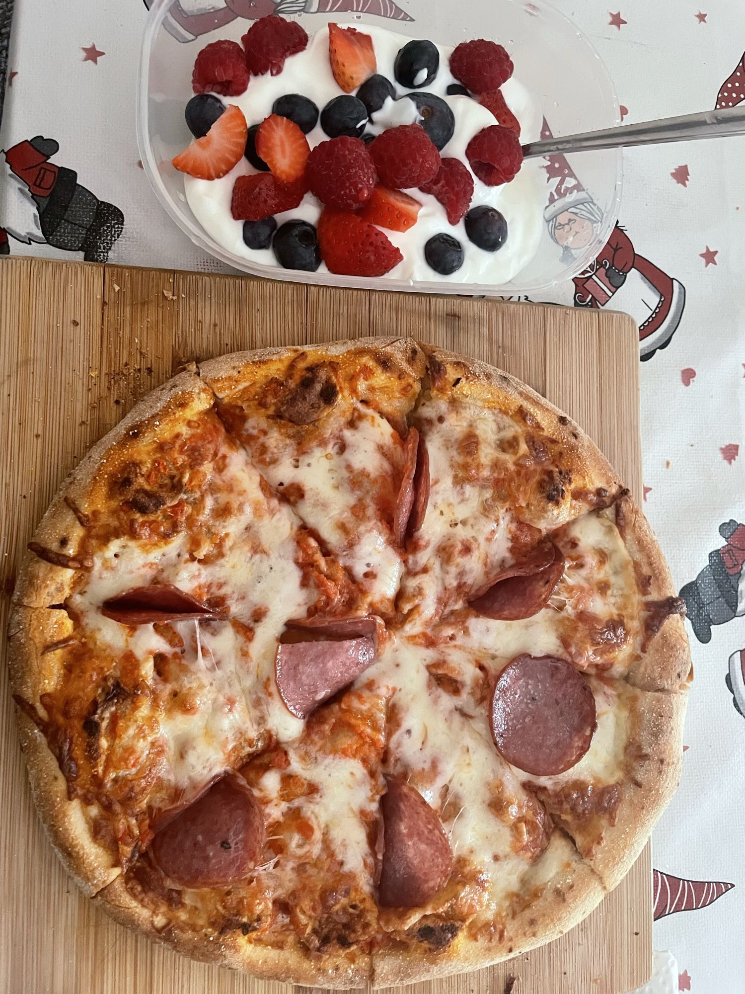 Pizza y yogur con frutas
