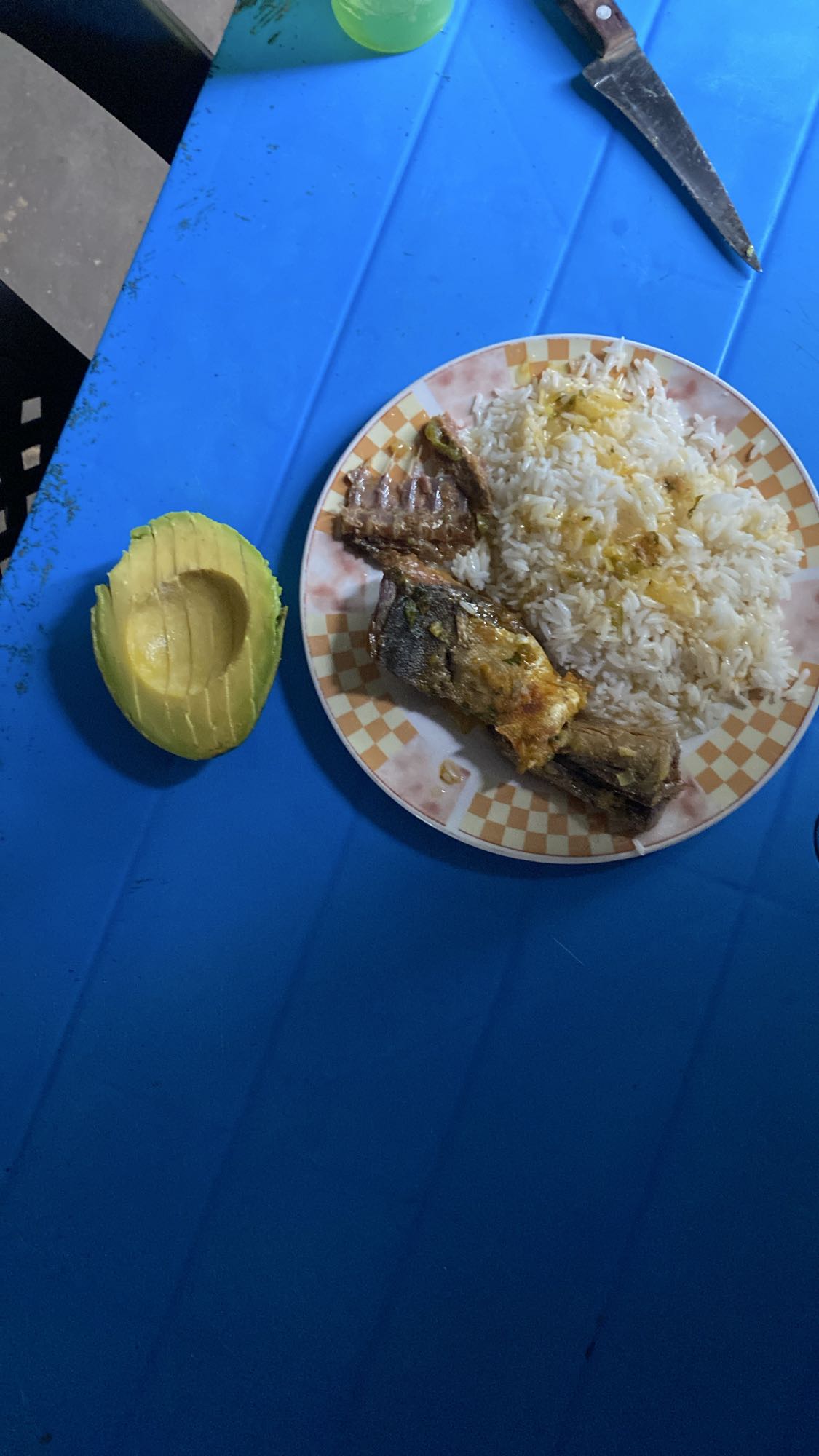 Pescado con arroz y aguacate