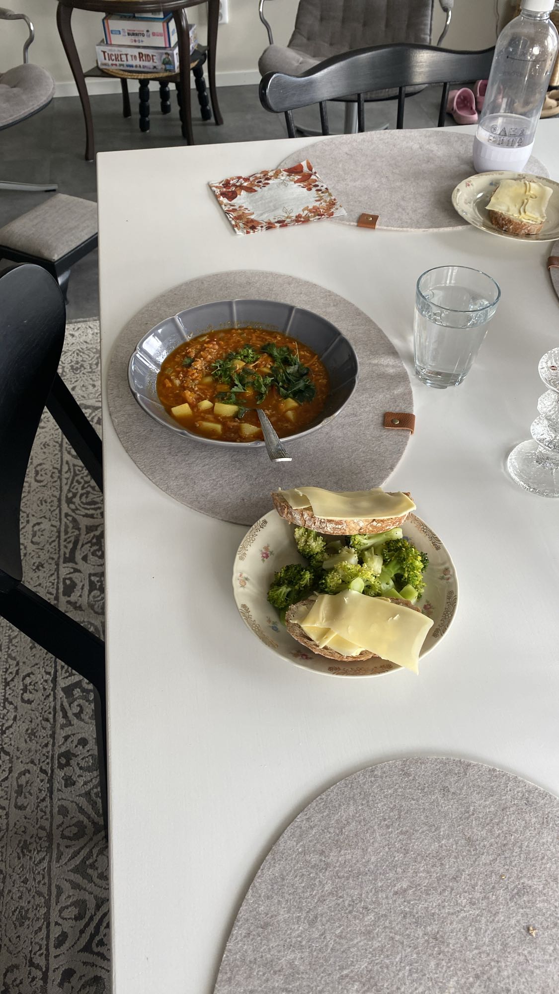 Soppa med surdegsbröd och köttfärs