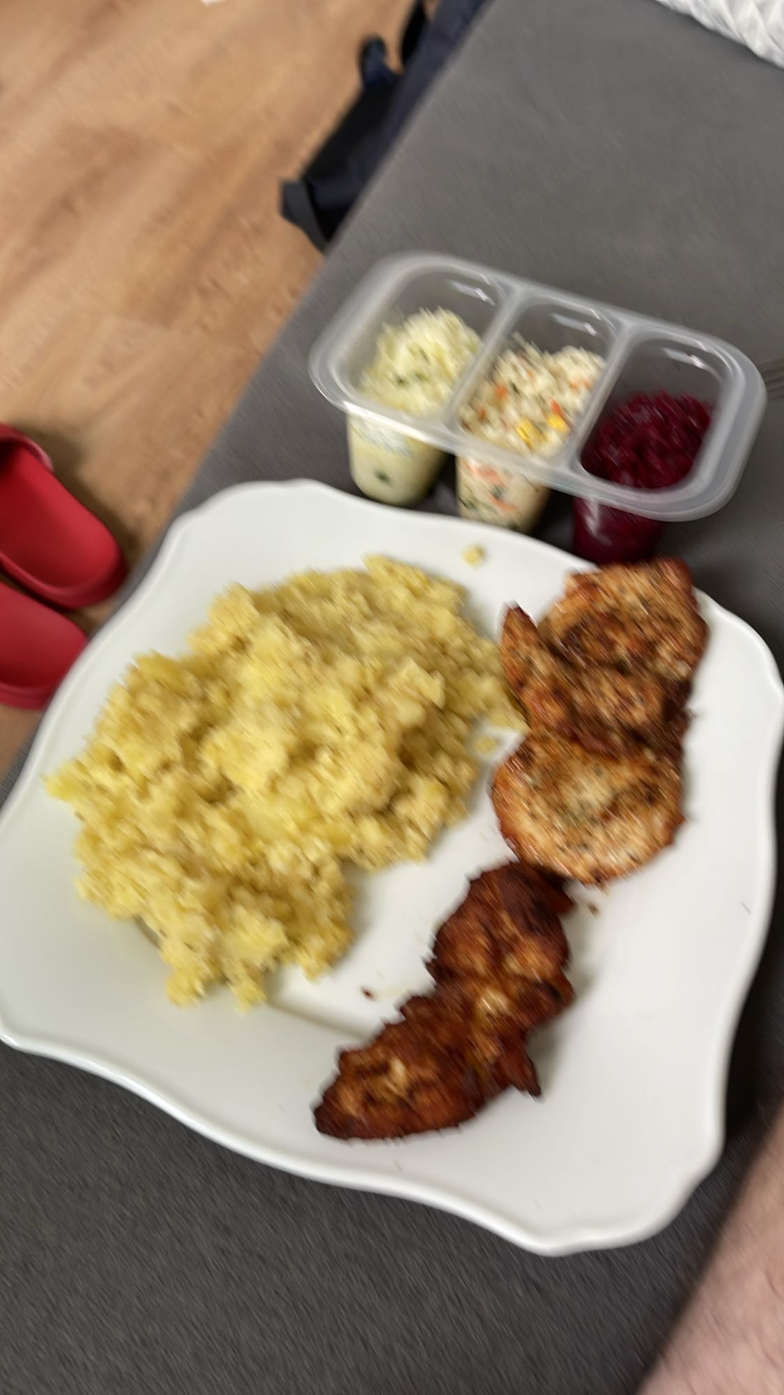 Kurczak z kaszą i surówką