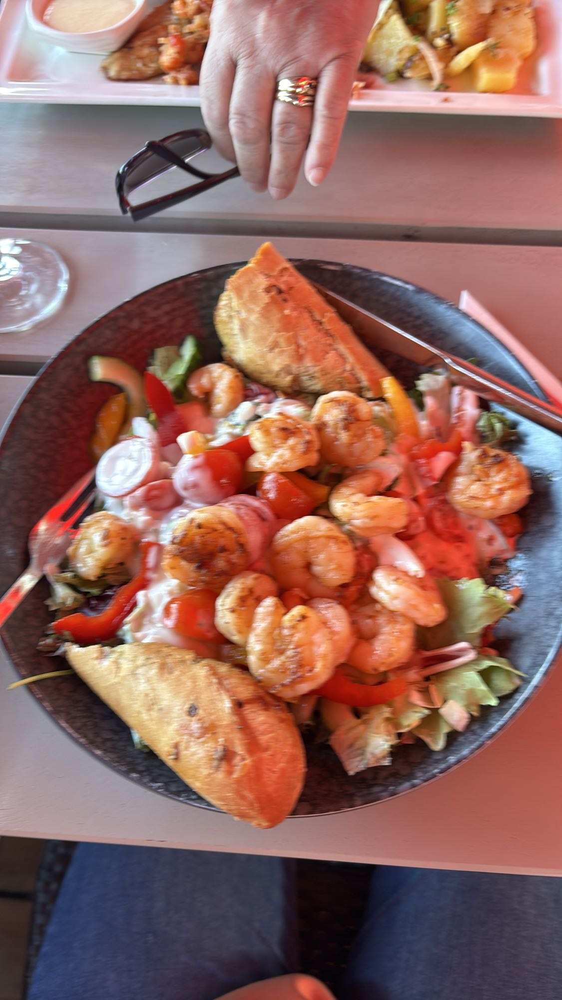 Garnelensalat mit Baguette