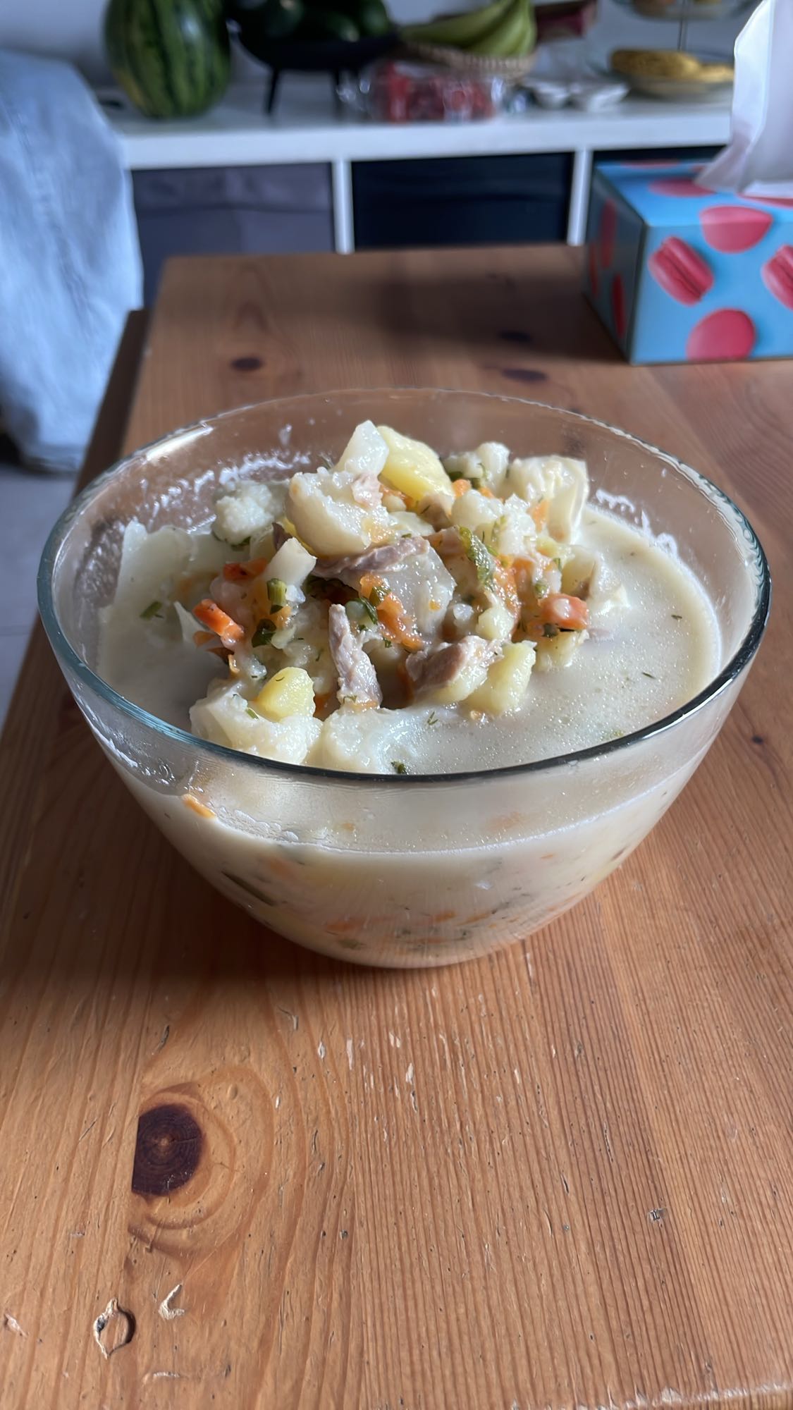 Zupa ziemniaczana z mięsem i dodatkiem jaj i kurczaka