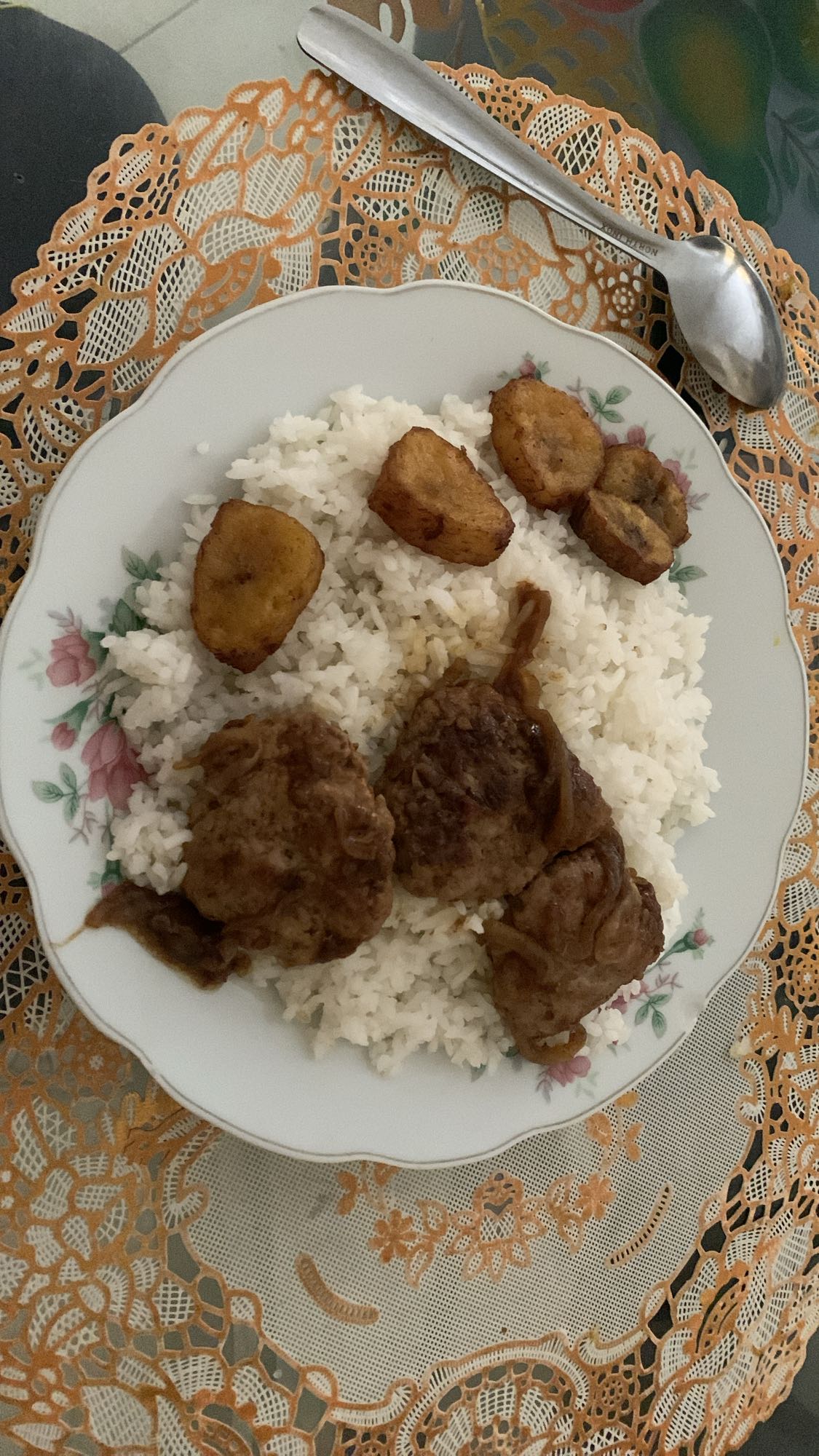 Arroz con carne y plátano