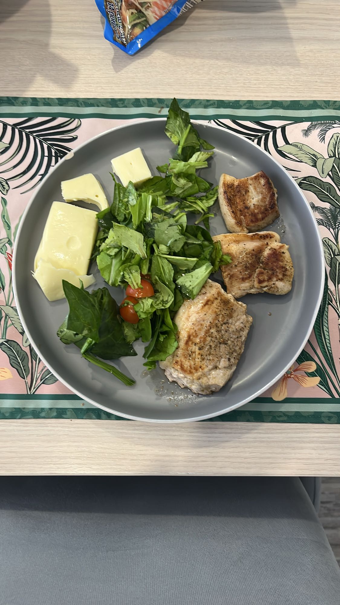 Pollo con ensalada y queso