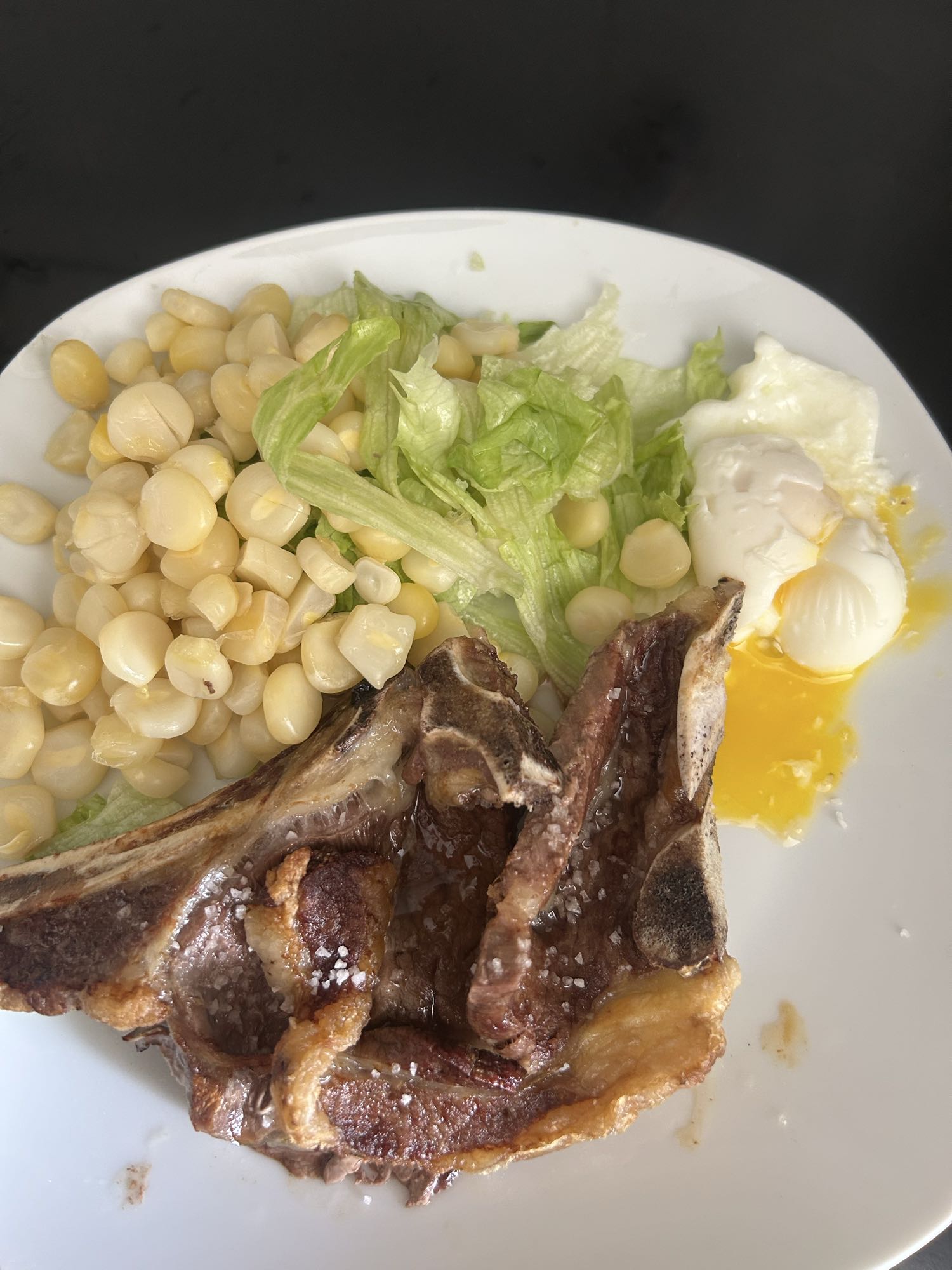 Carne con huevo y maíz