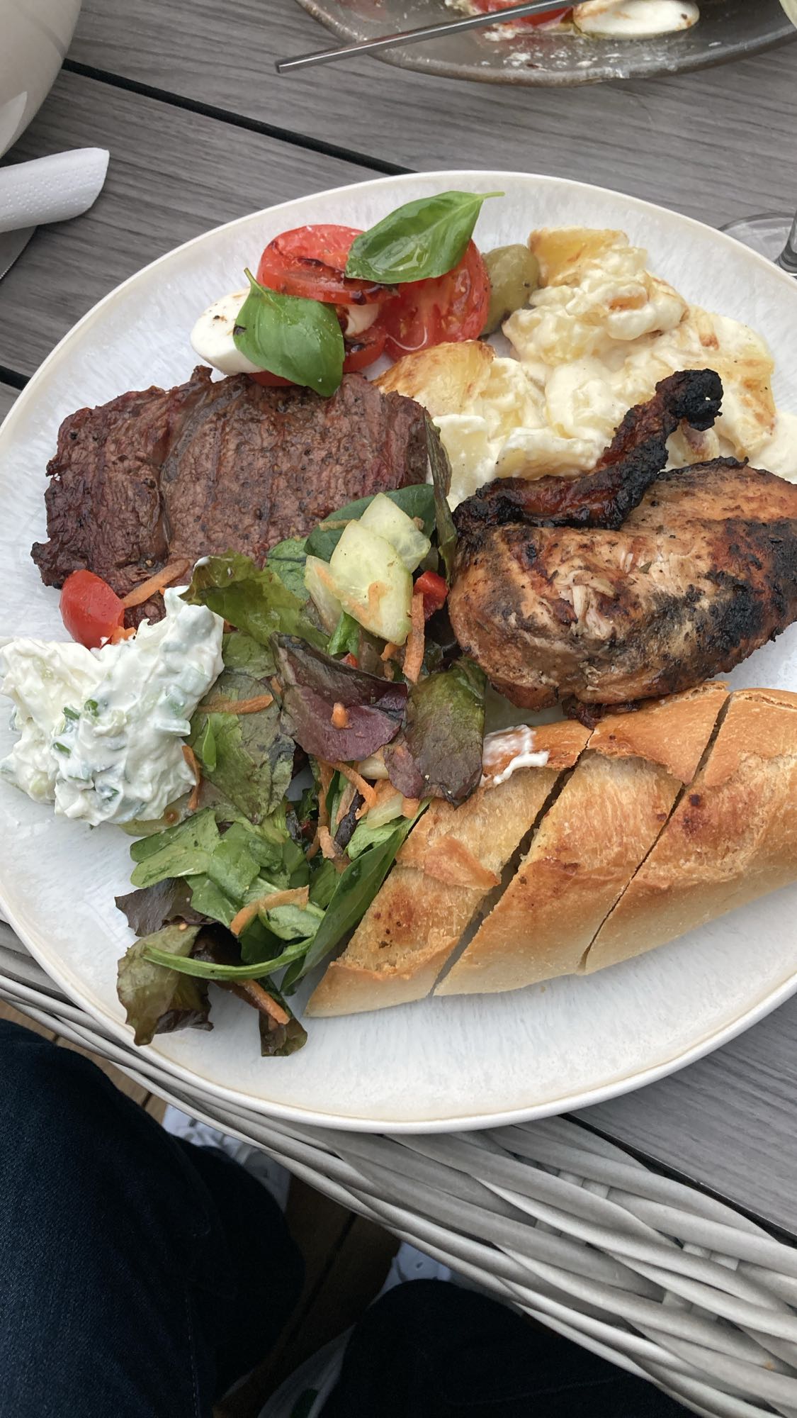 Grilltallrik med sallad