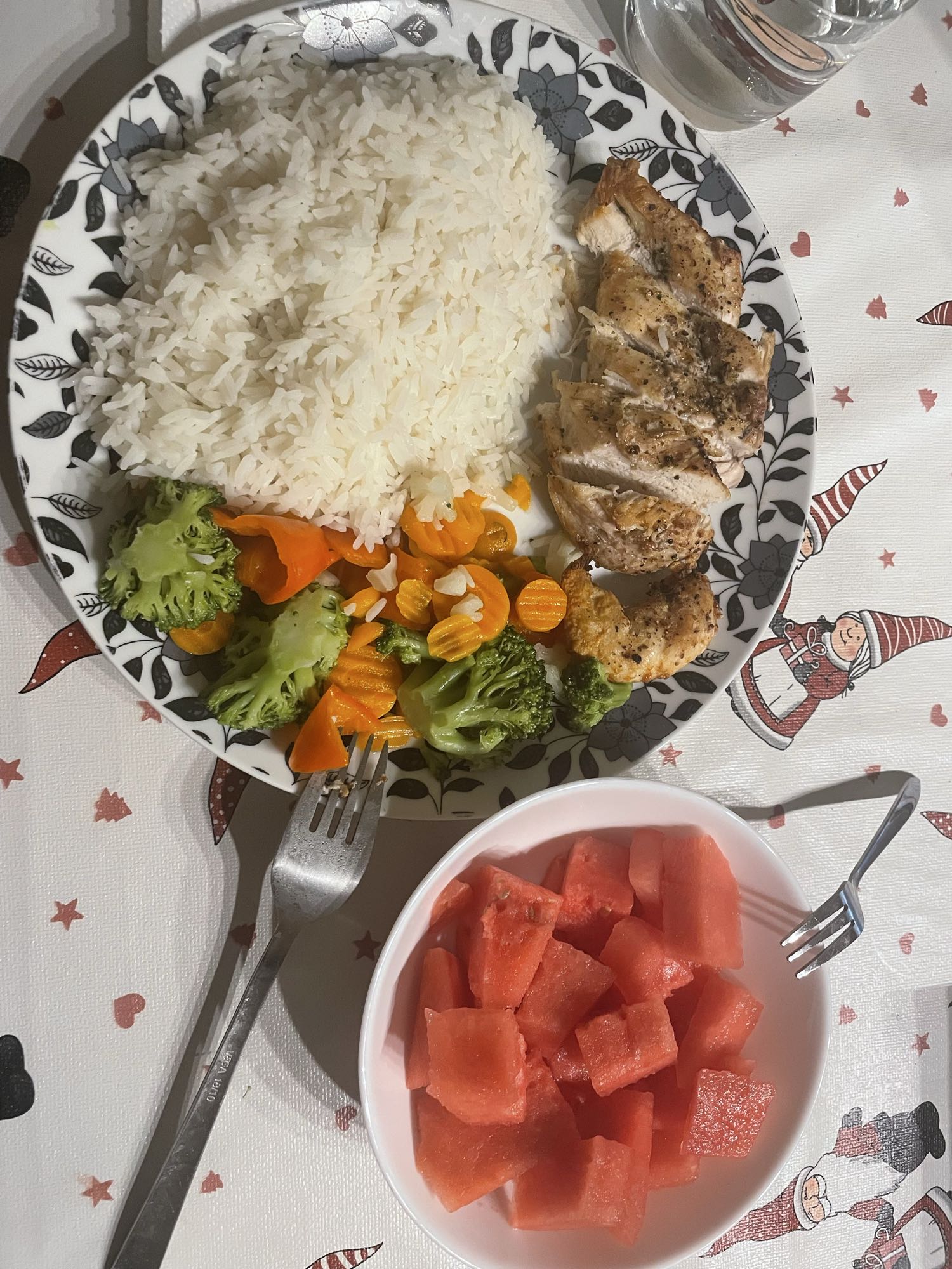 Arroz con pollo y frutas