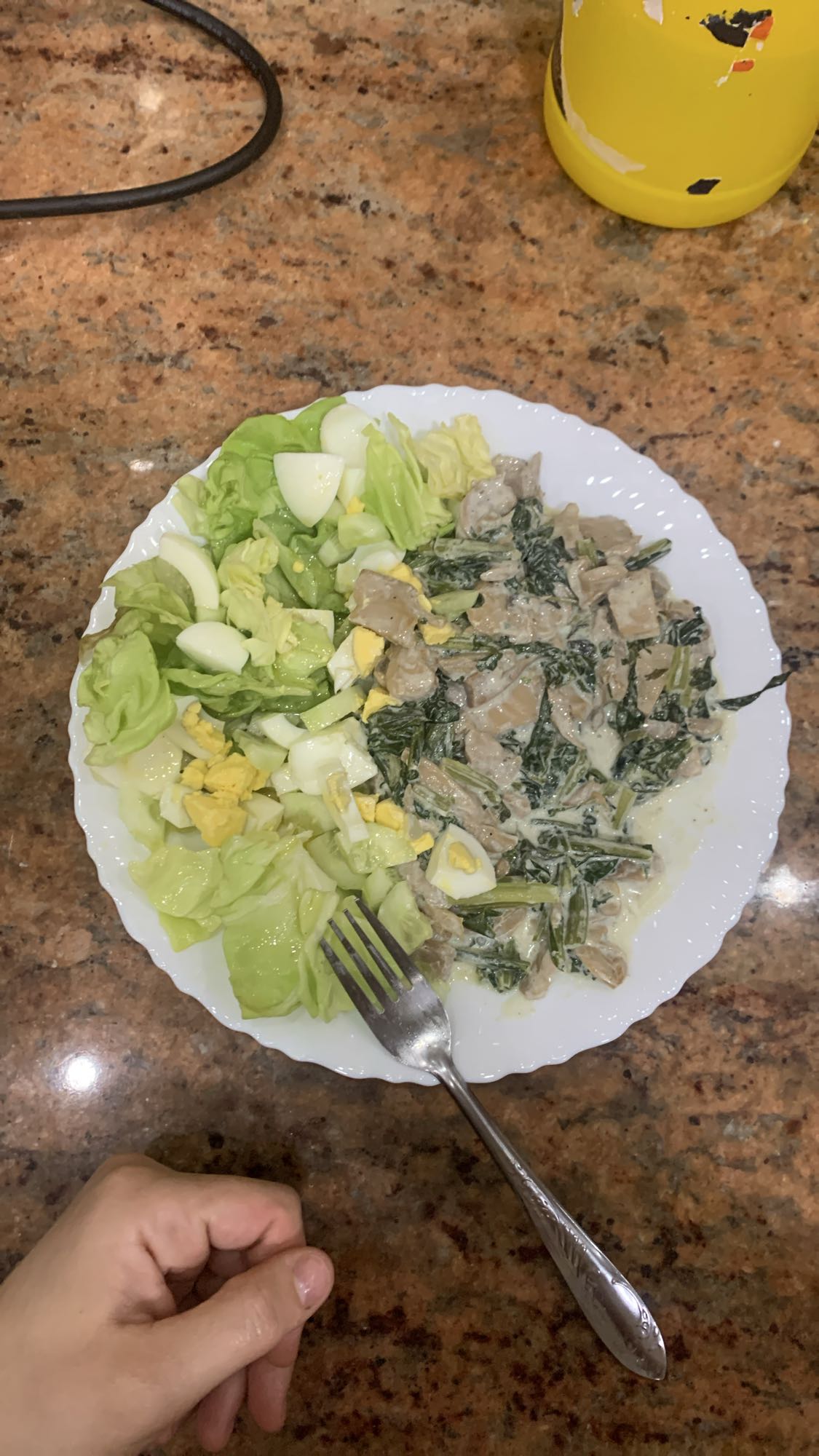 Salade et légumes crémeux