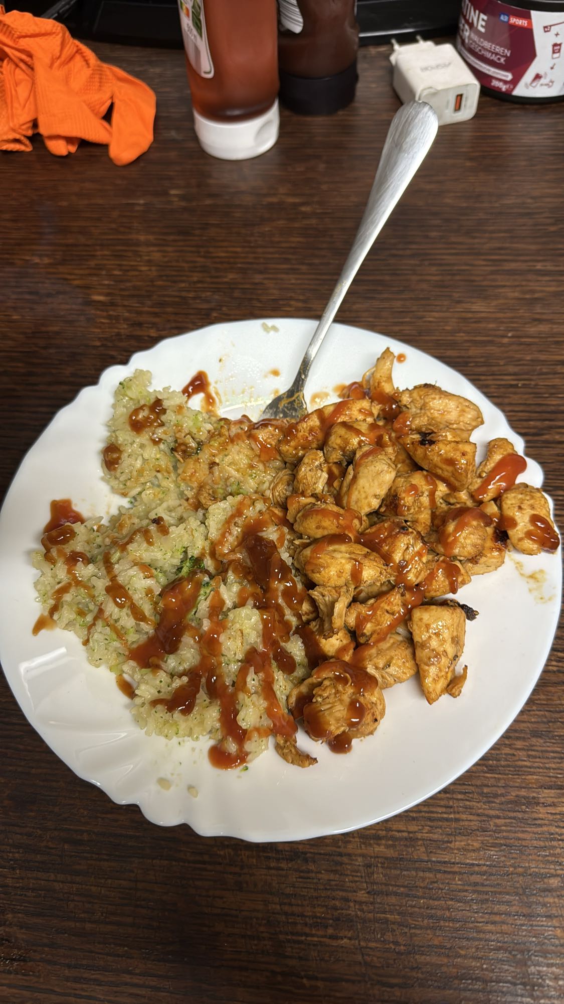 Oriz me pulë dhe salcë