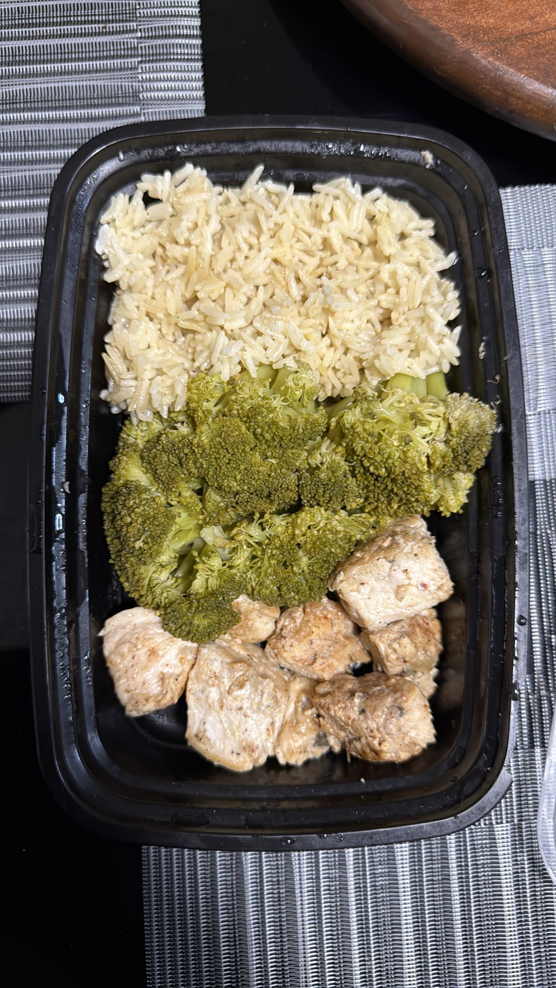 Pollo a la plancha con brócoli al vapor y arroz jazmín en caldo de huesos