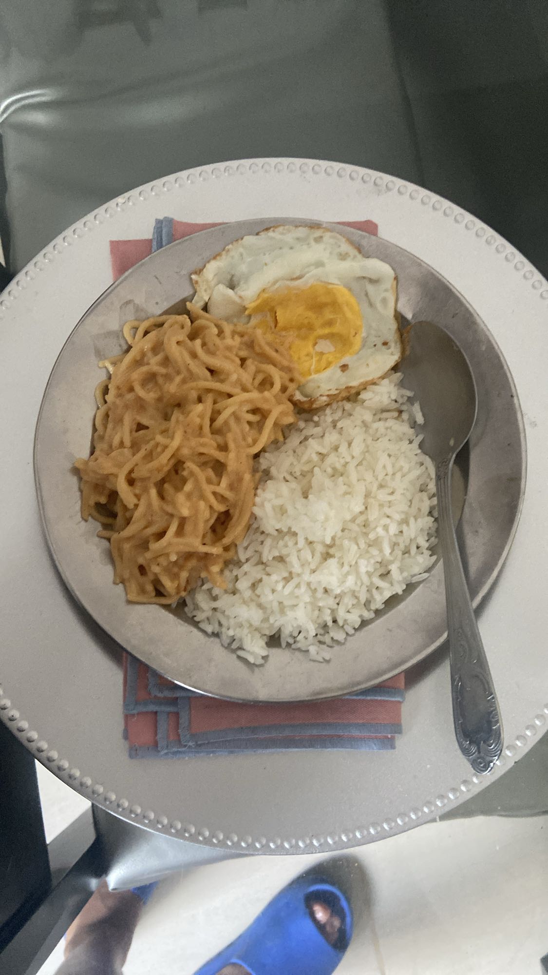 Arroz con fideos y huevo