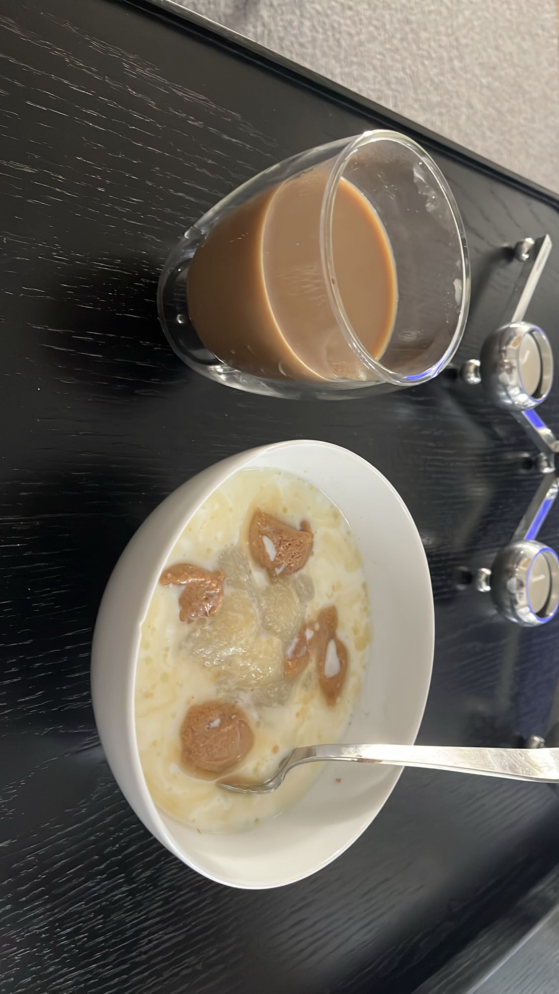 Havregrynsgröt med äppelmos och jordnötssmör