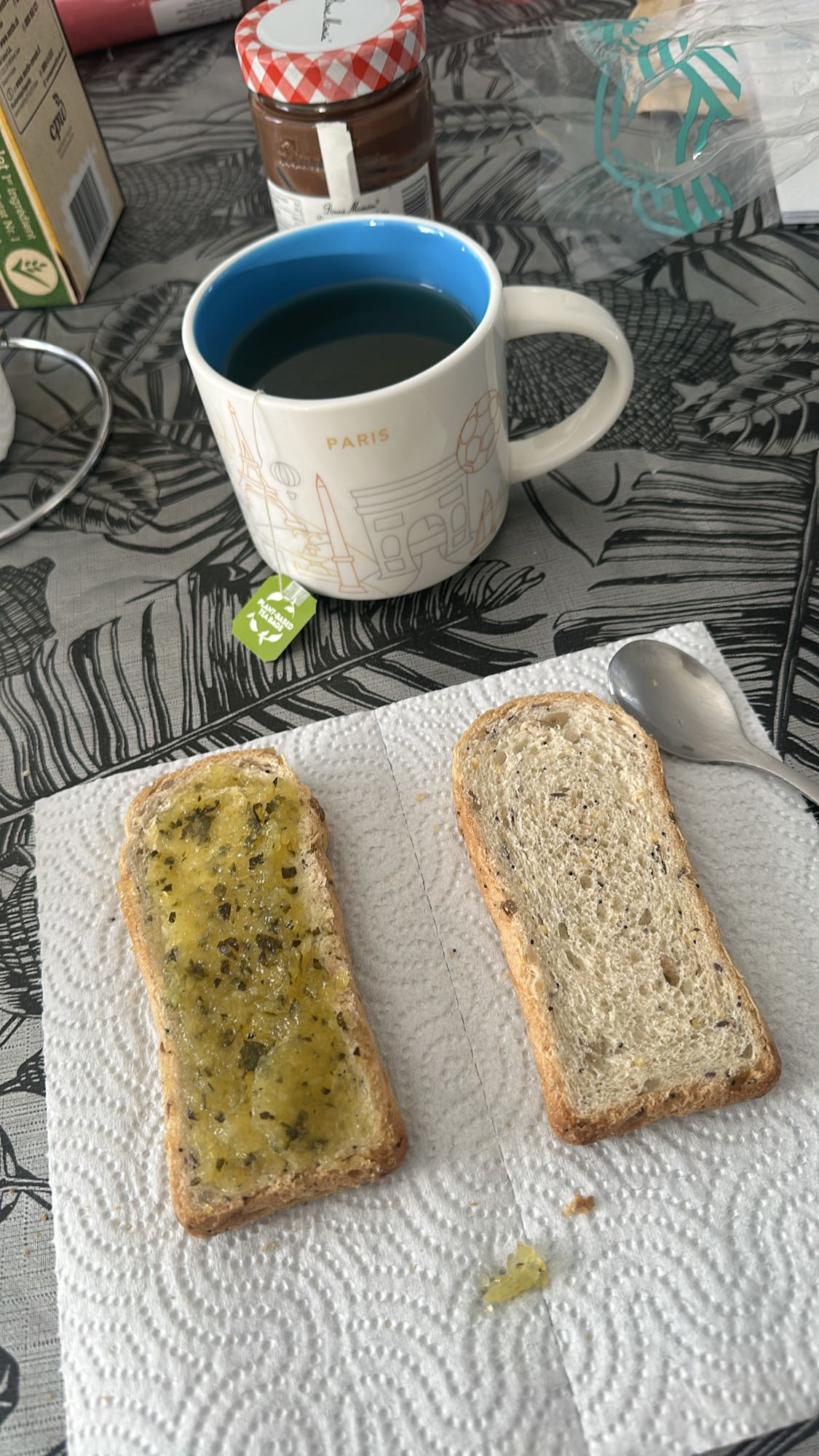 Tartines et thé vert