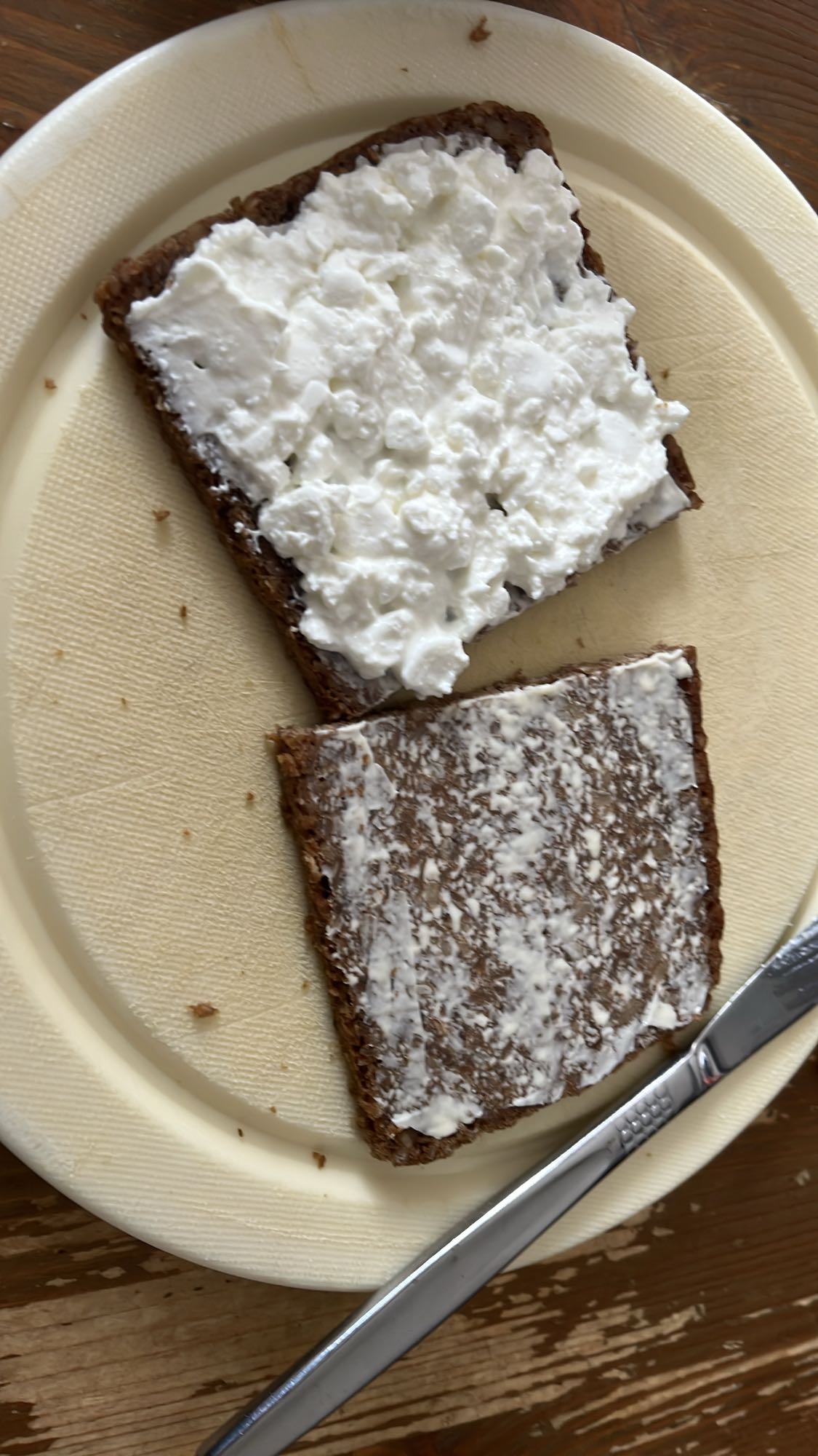 Sonnenkernbrot mit Hüttenkäse