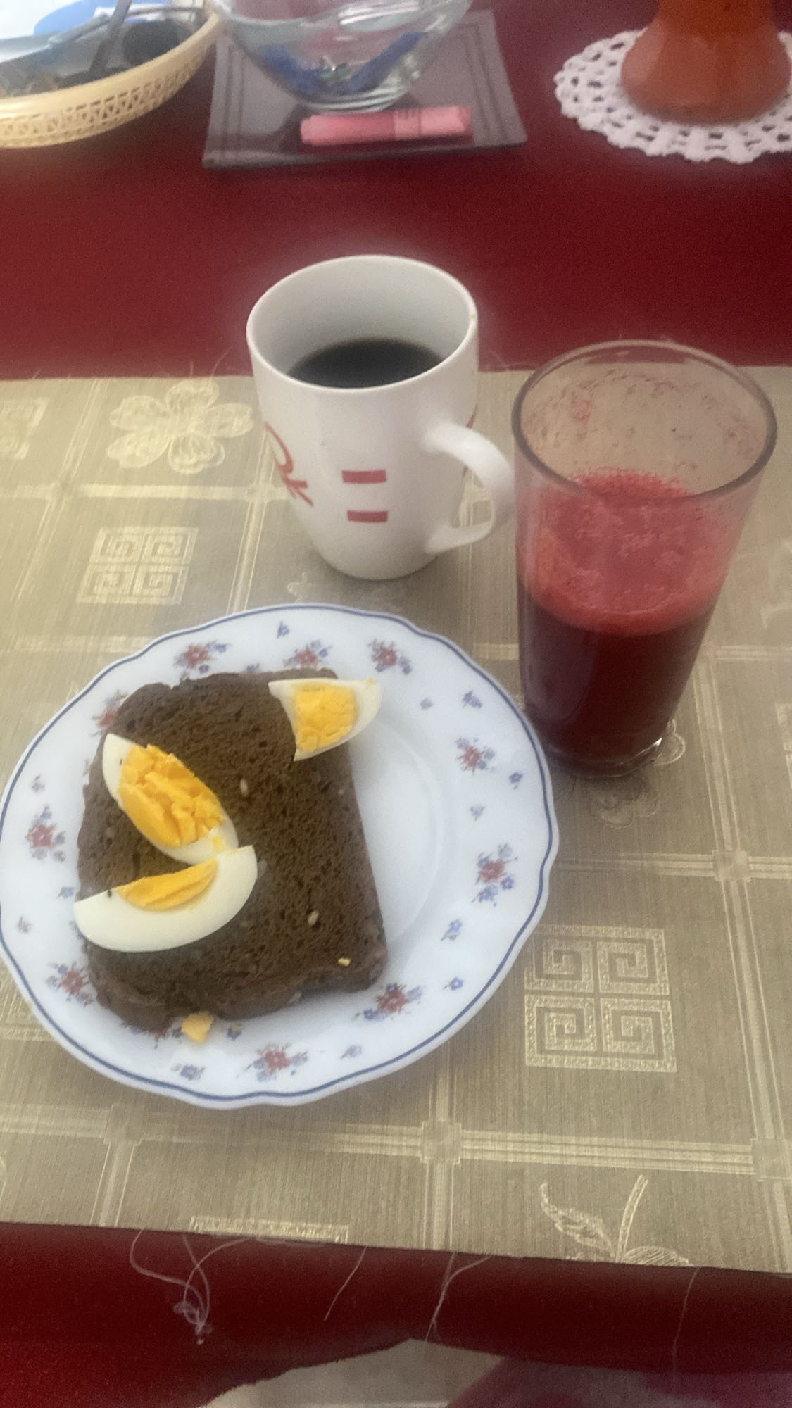 Desayuno con huevo y jugo
