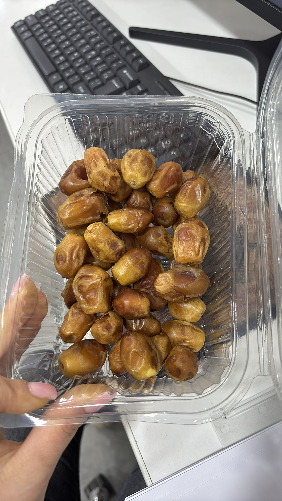 Финики в контейнере