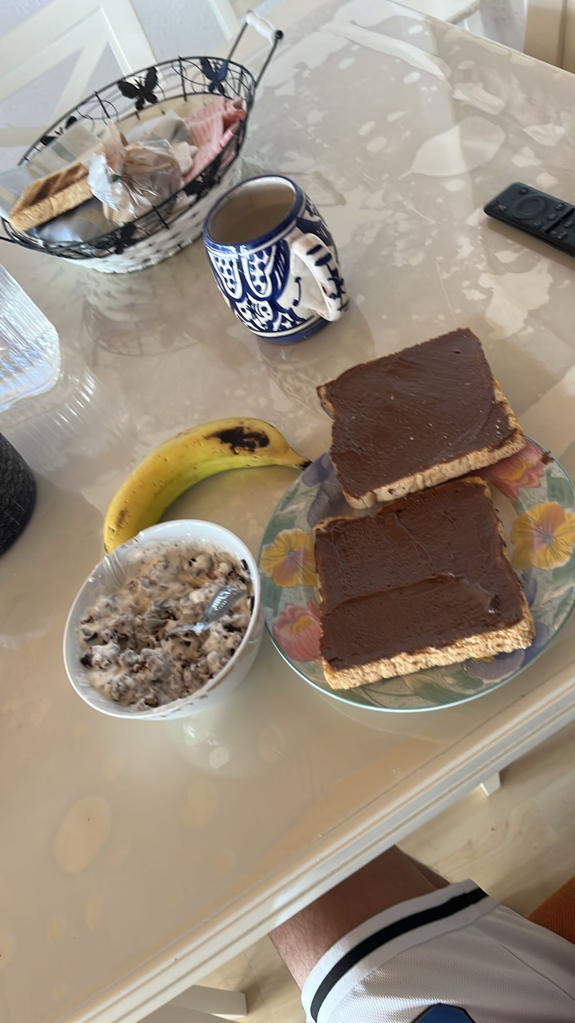 Desayuno con pan y fruta