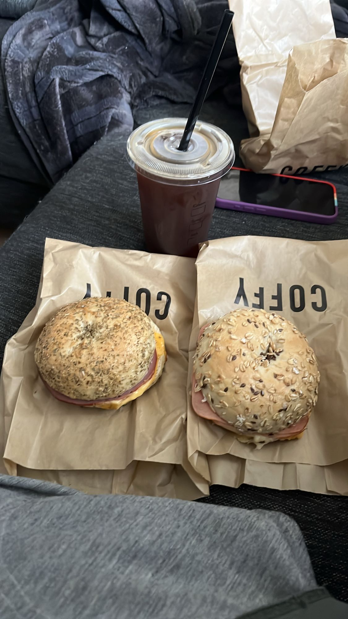 Bagel sandviç ve kahve