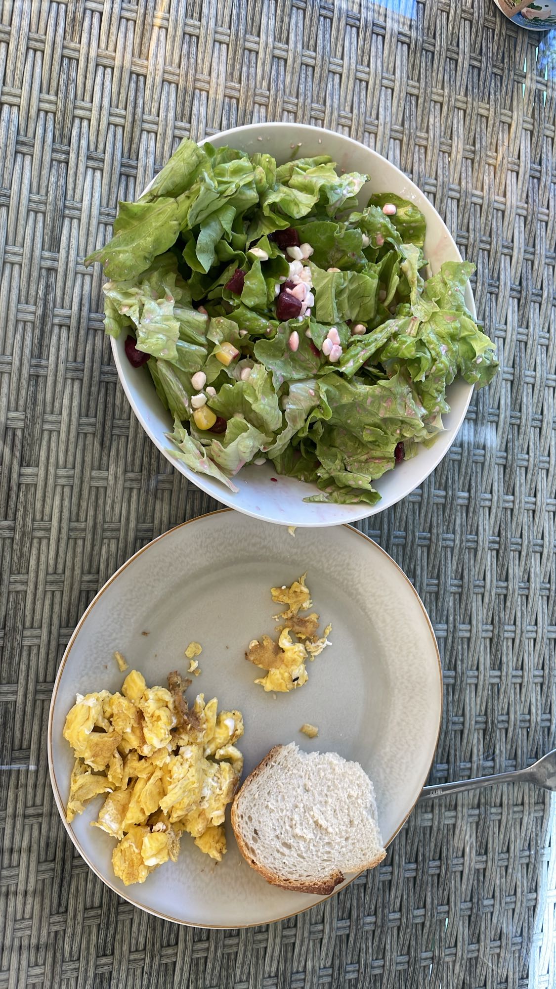 Salat mit Rührei und Brot