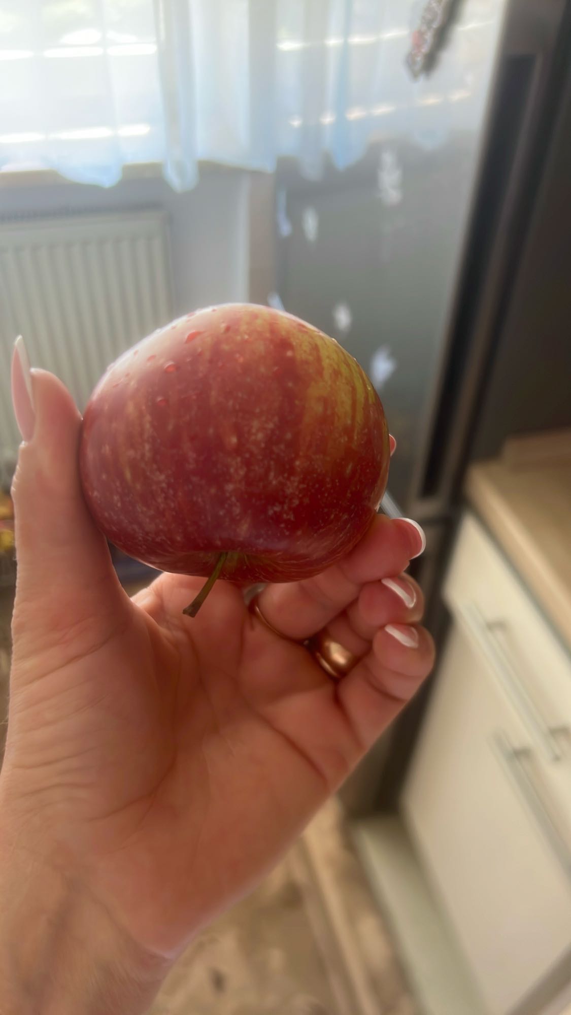 Măr roșu proaspăt