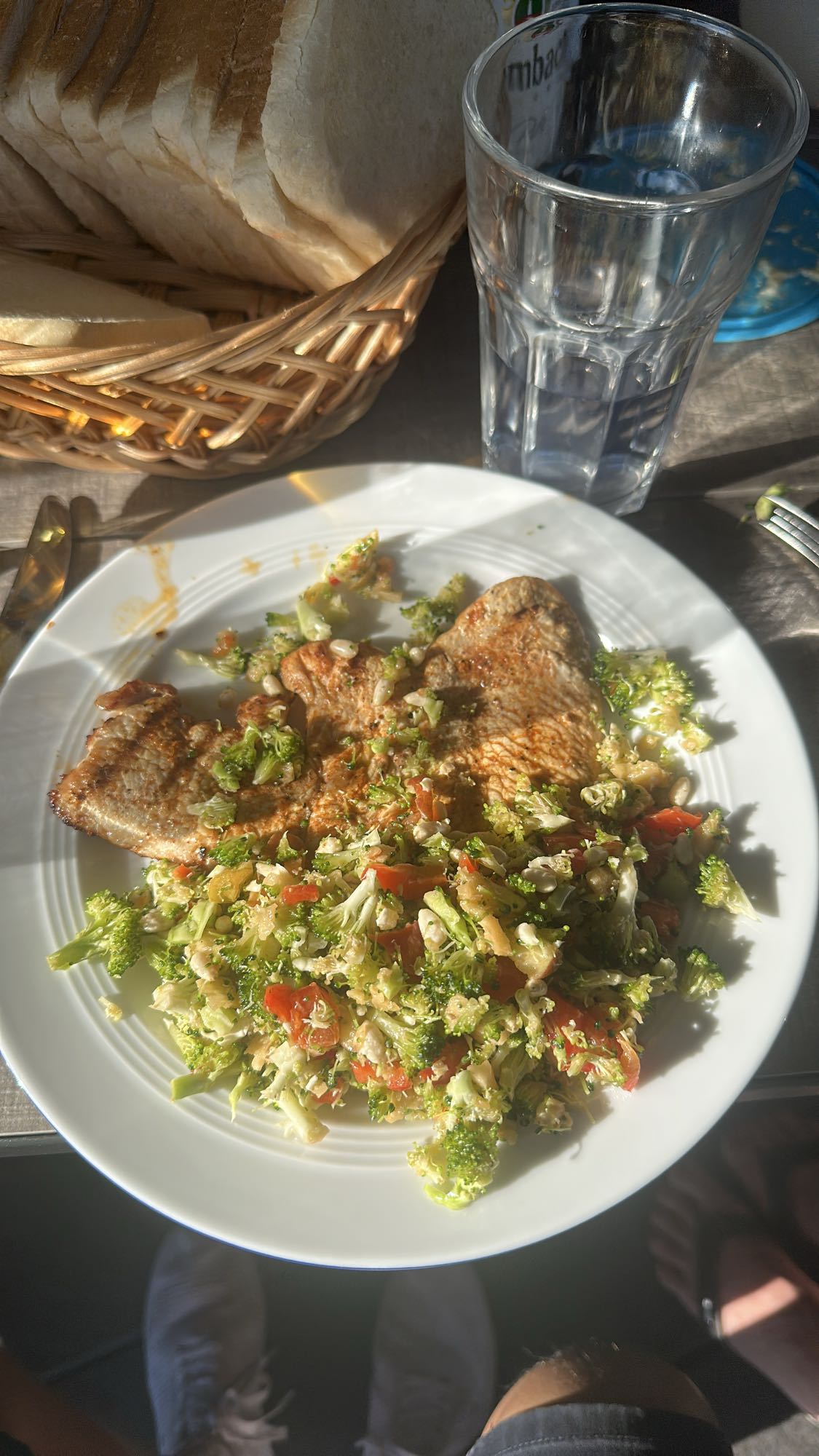 Grilované maso se salátem