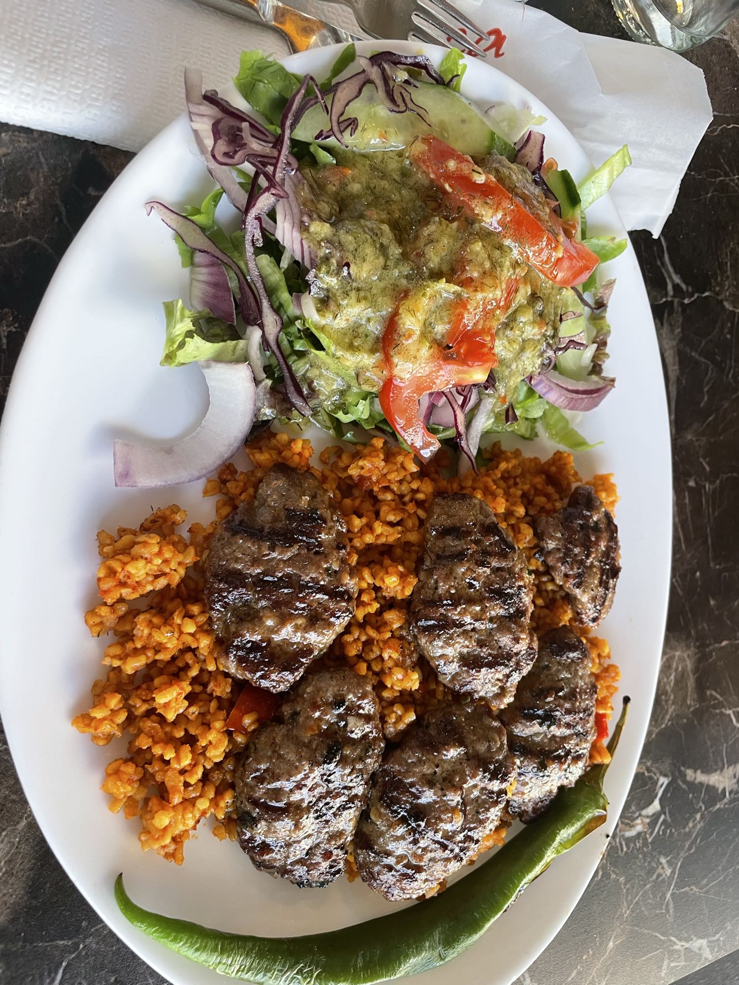 Köfte mit Bulgur & Salat