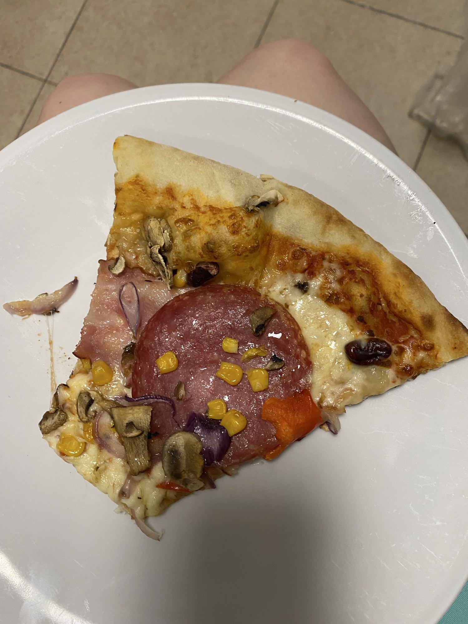 Pizza z salami i warzywami