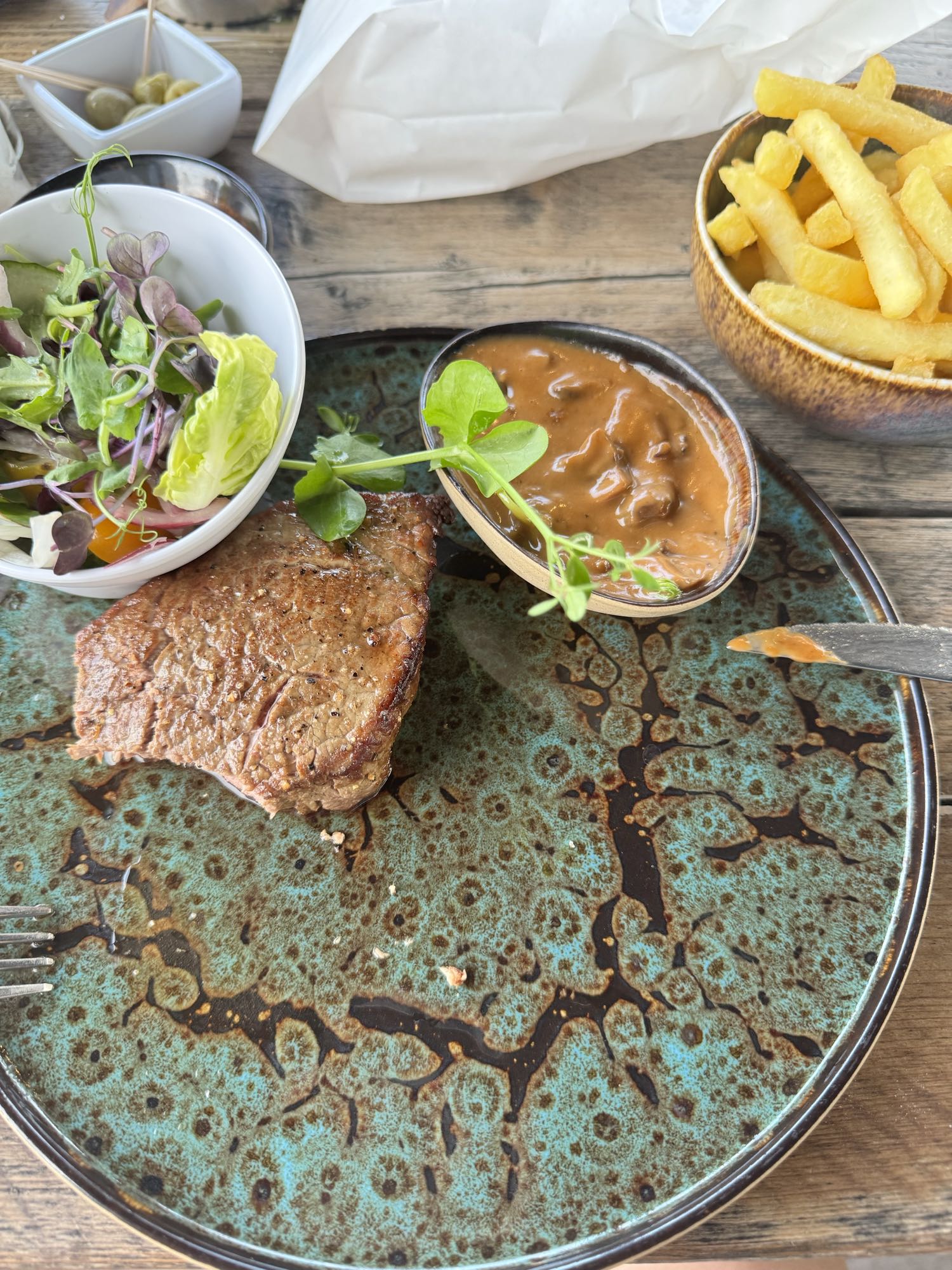 Friptură cu cartofi prăjiți