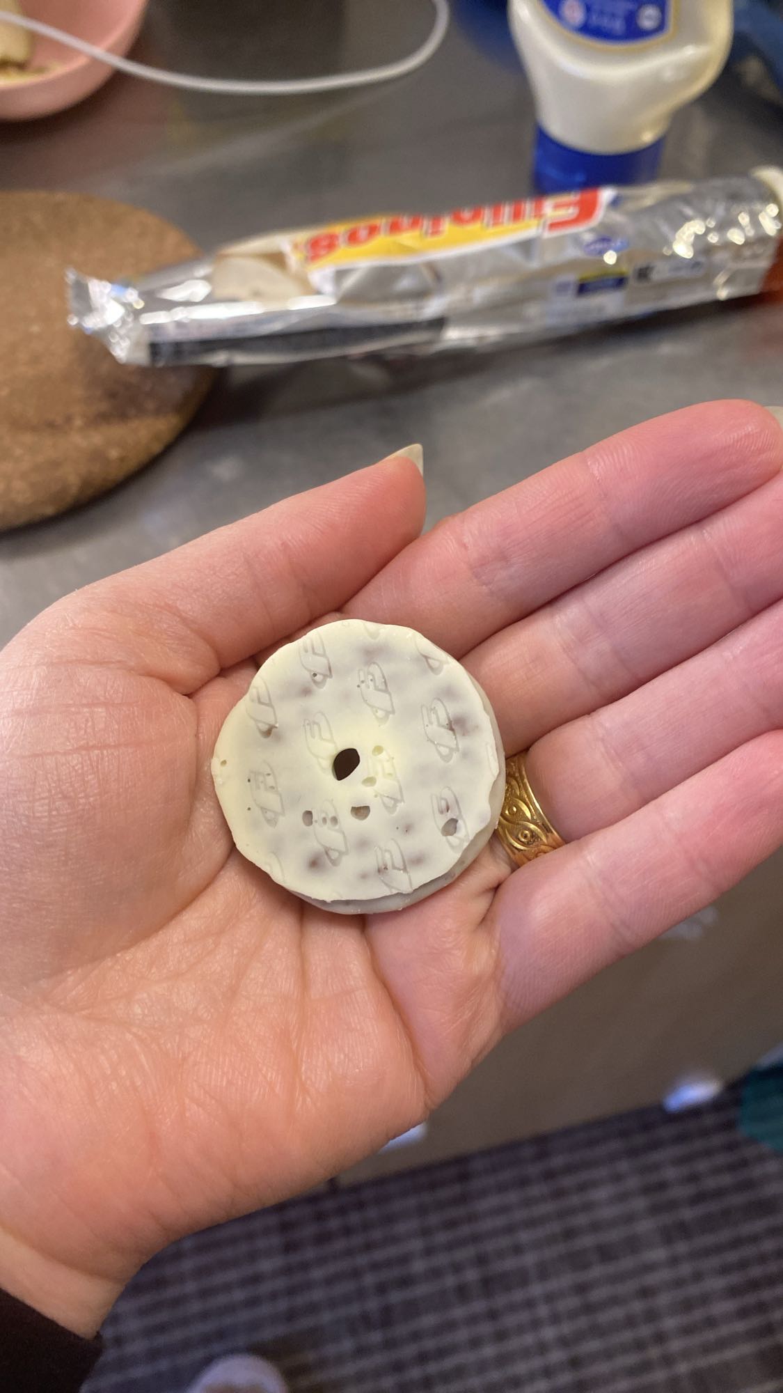 بسكويت مغطى بالشوكولاتة