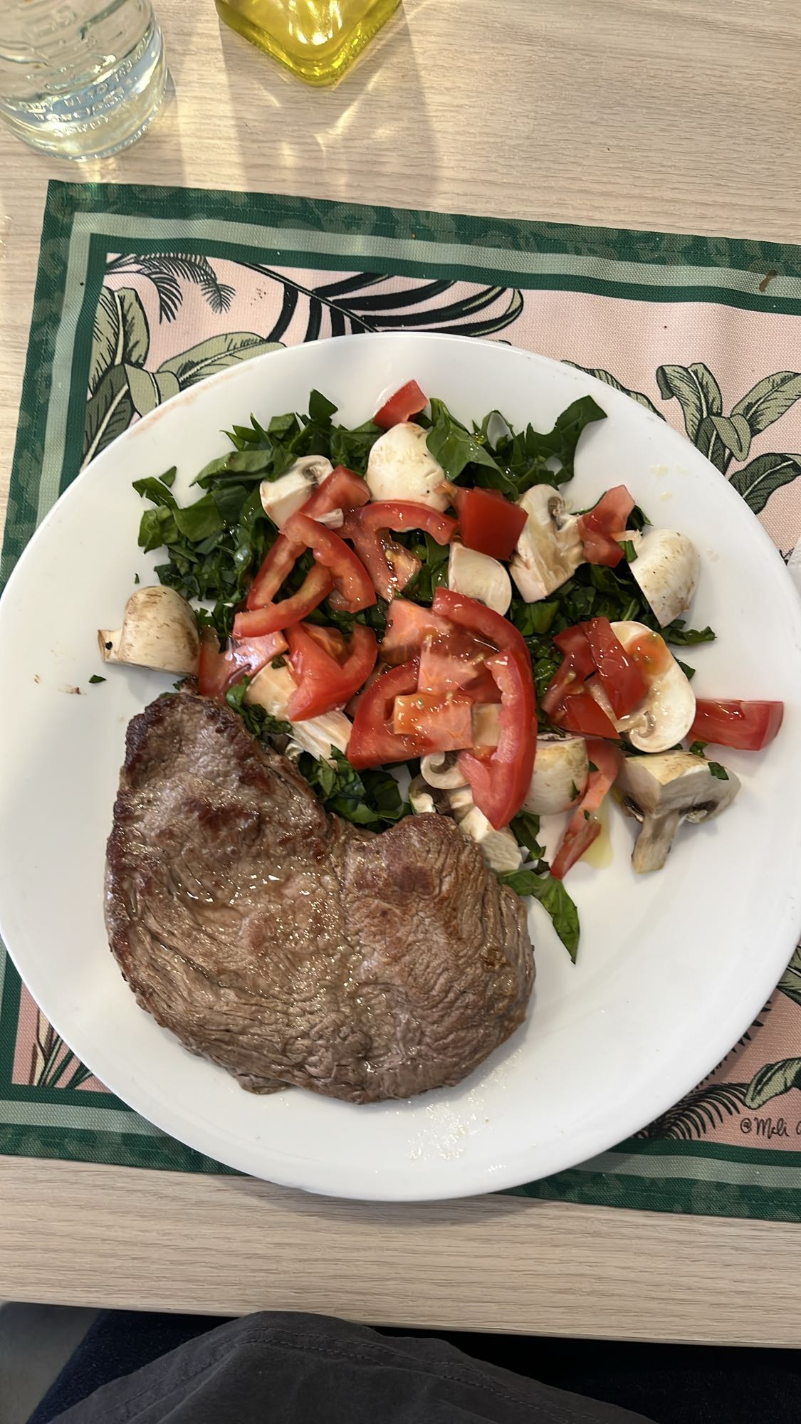 Carne con ensalada fresca