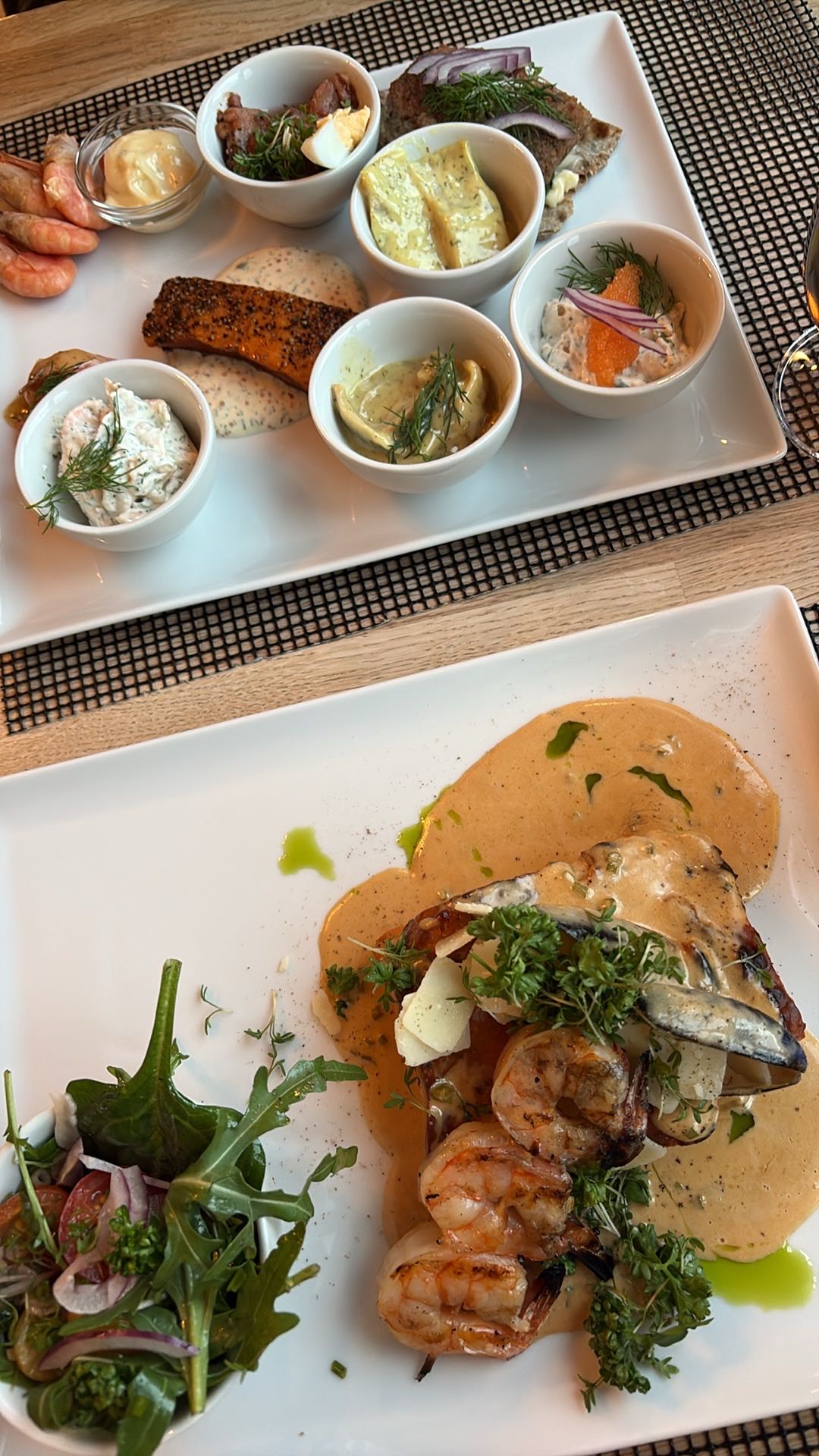 Skaldjurs- och silltallrik och skaldjurslasagne