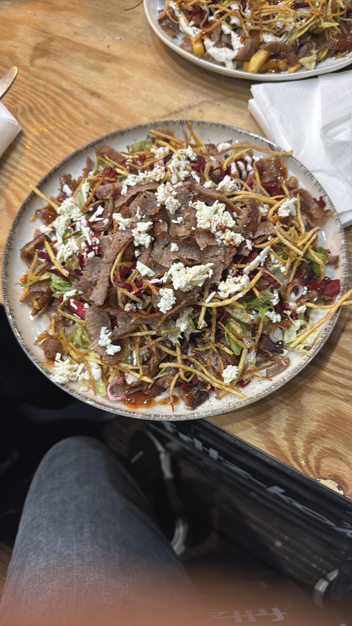 Döner Teller mit Salat, Strohkartoffeln und Schafskäse