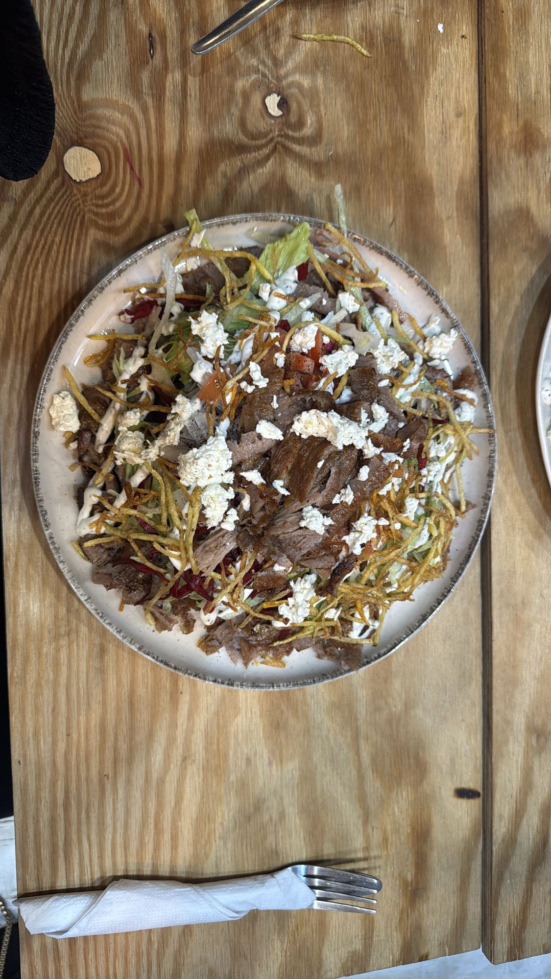Salat mit Rindfleisch und Strohkartoffeln