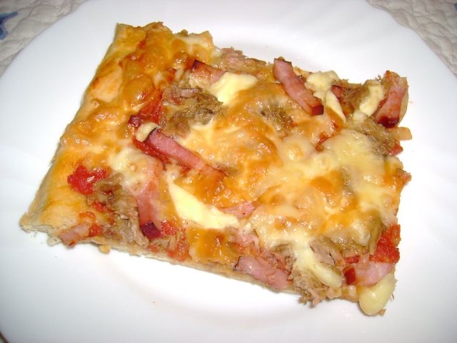 Pizza de atum com massa fina