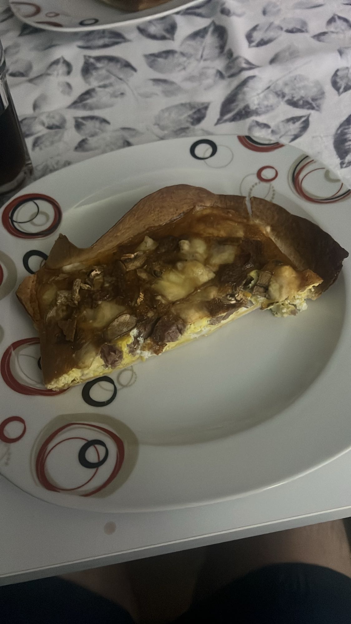 Placek tortilla z jajkiem i kotletami wołowymi