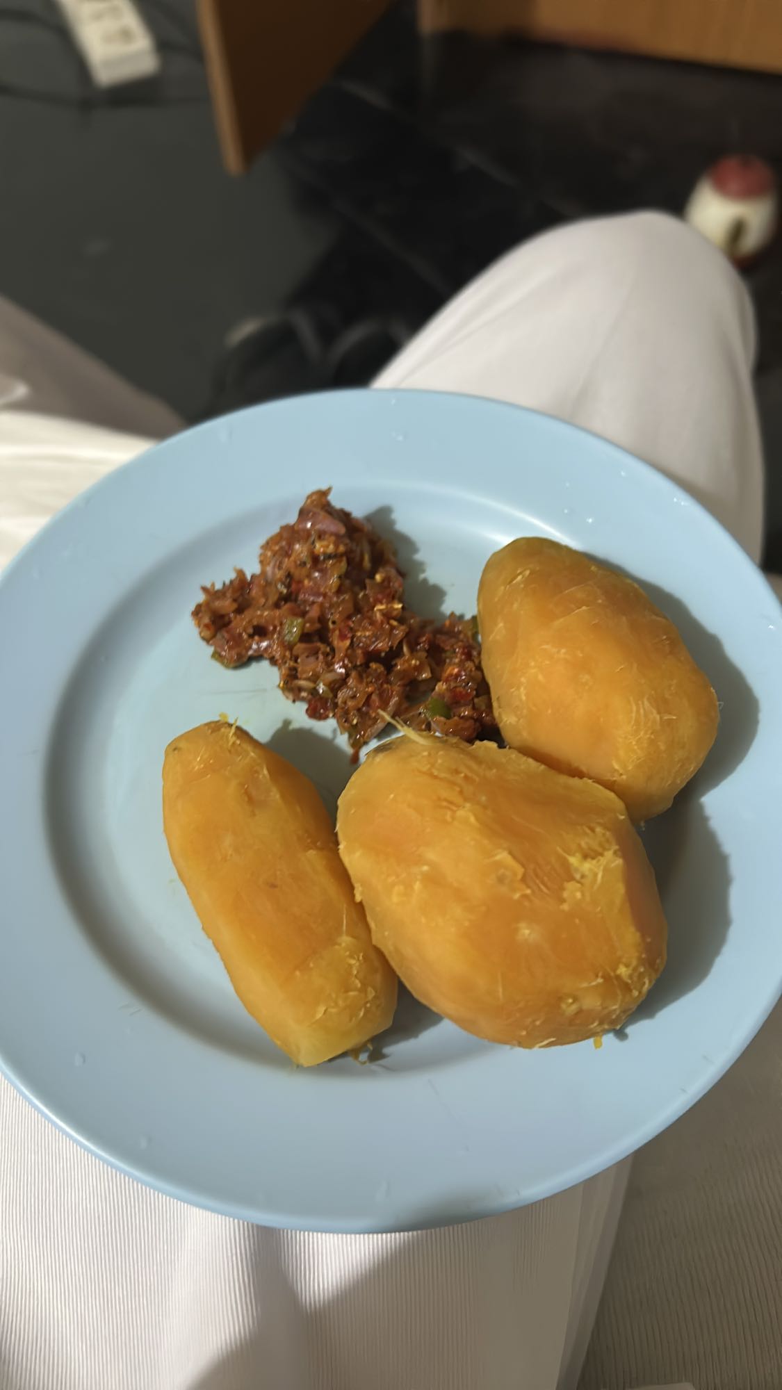 Boiled yam with sauce