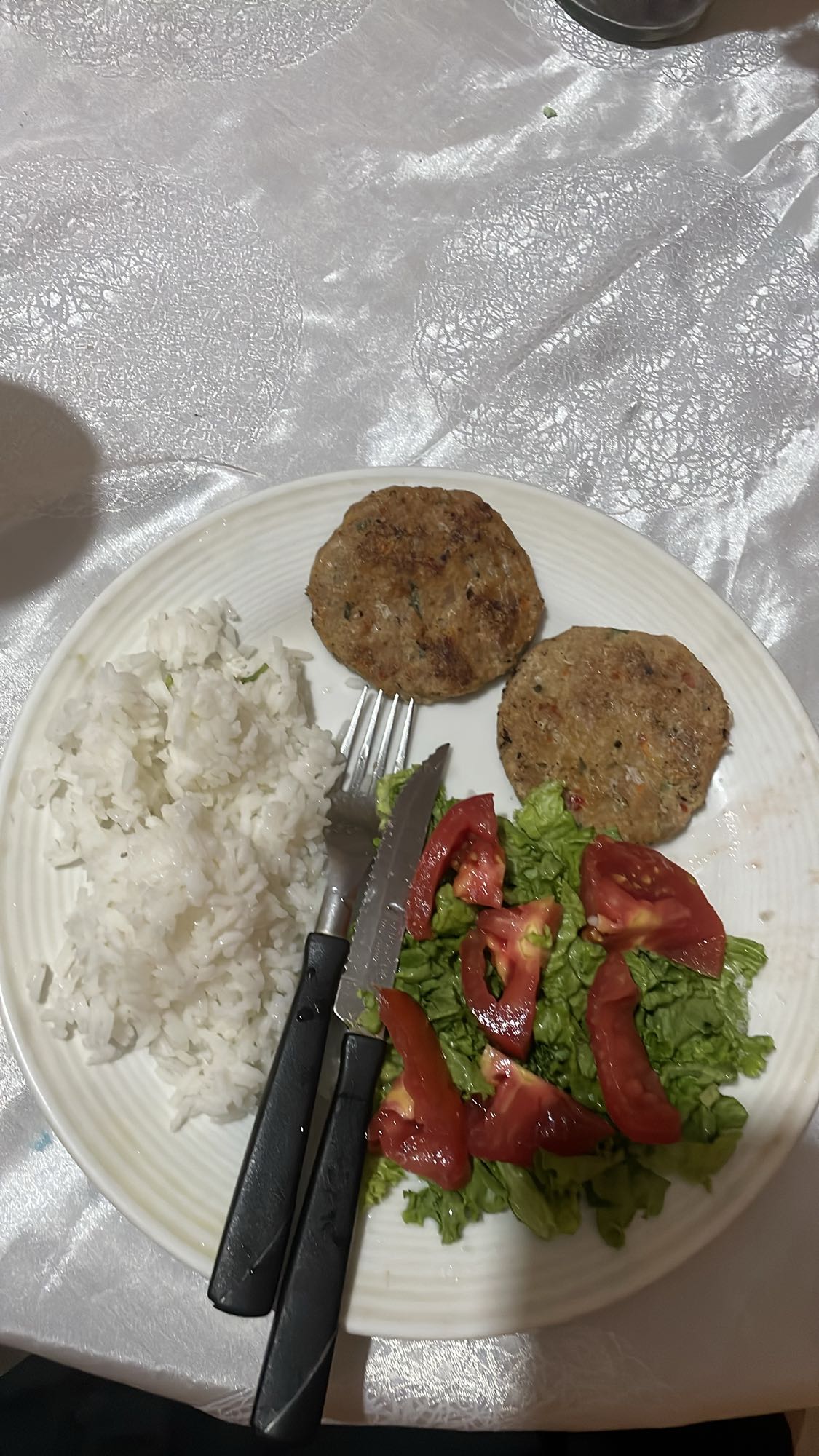 Arroz con medallones de pollo y ensalada