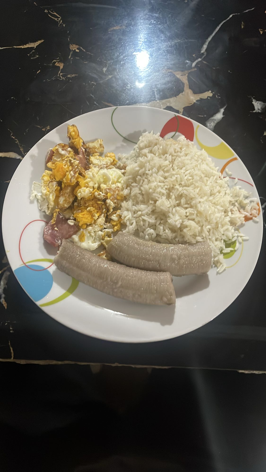 Arroz con huevo y plátano