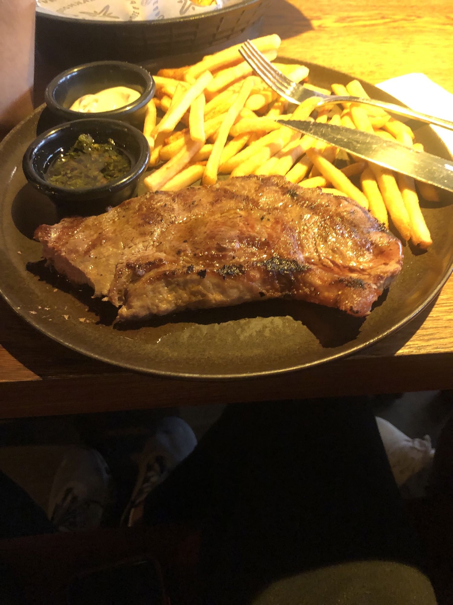 Bistec con papas fritas