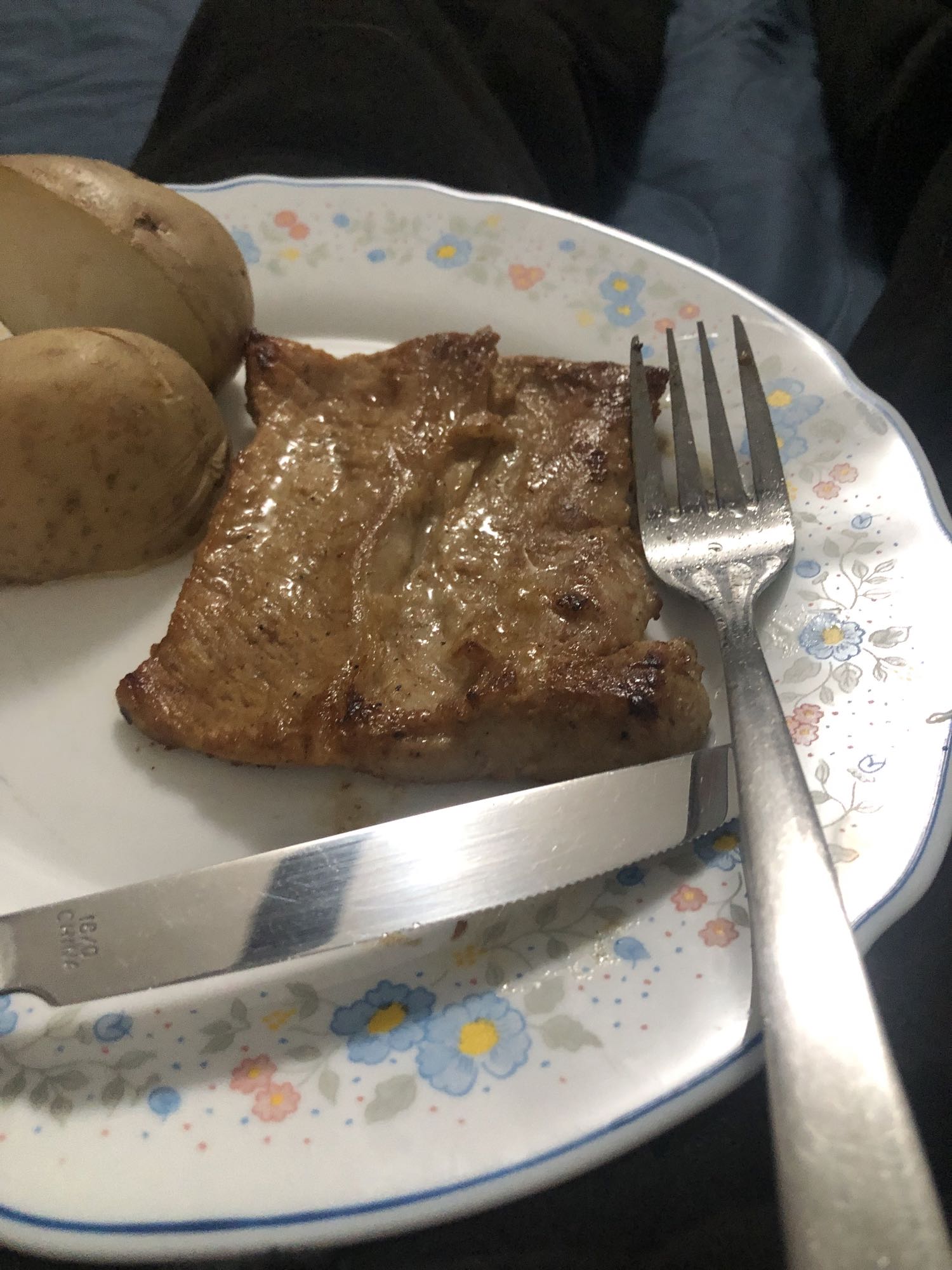 Carne con papas cocidas