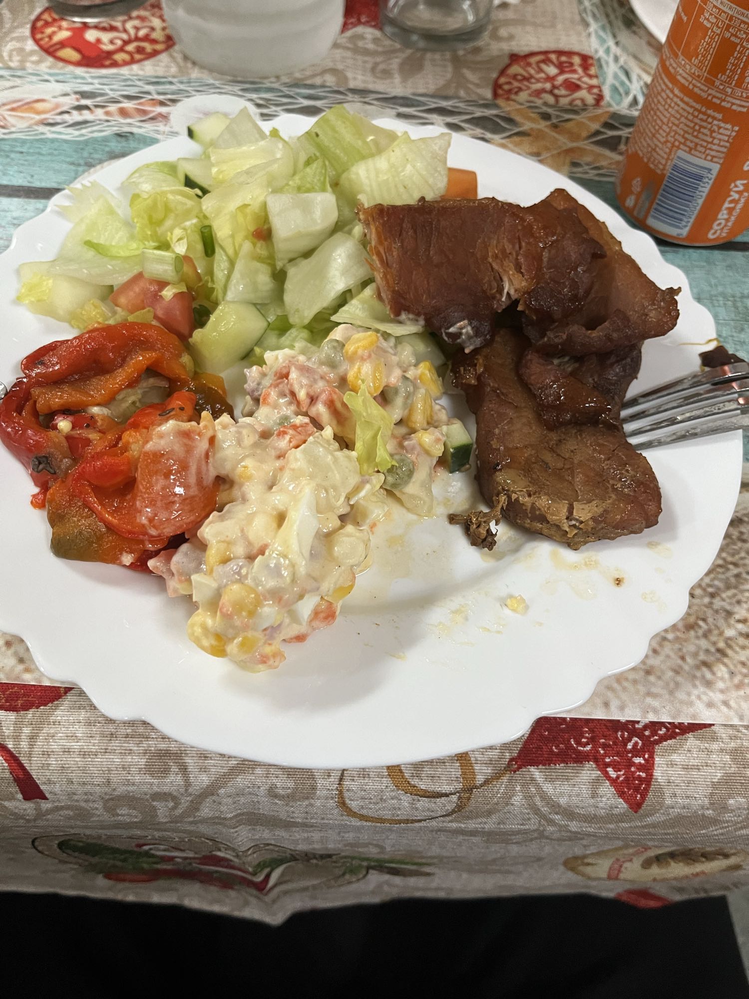 Овощи с мясом и салатом