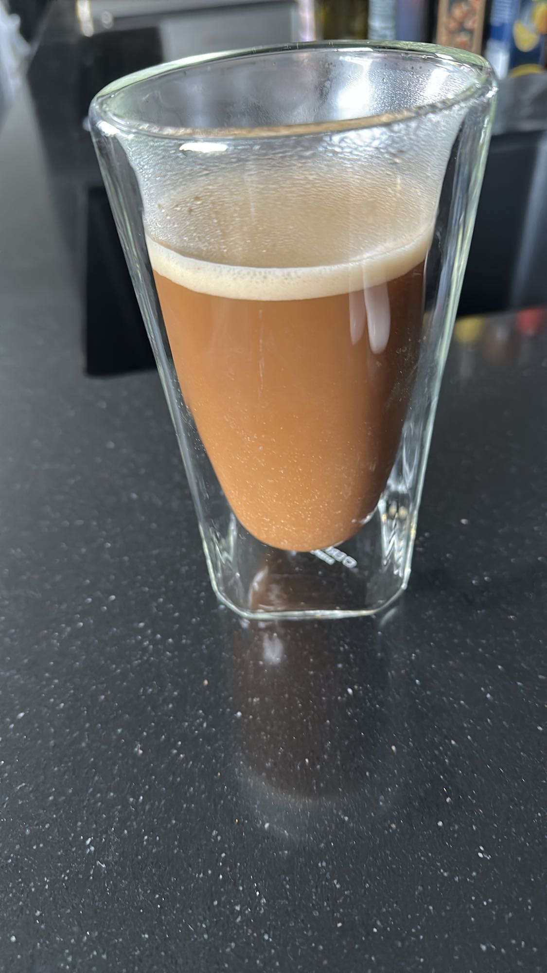 Svart kaffe med skum