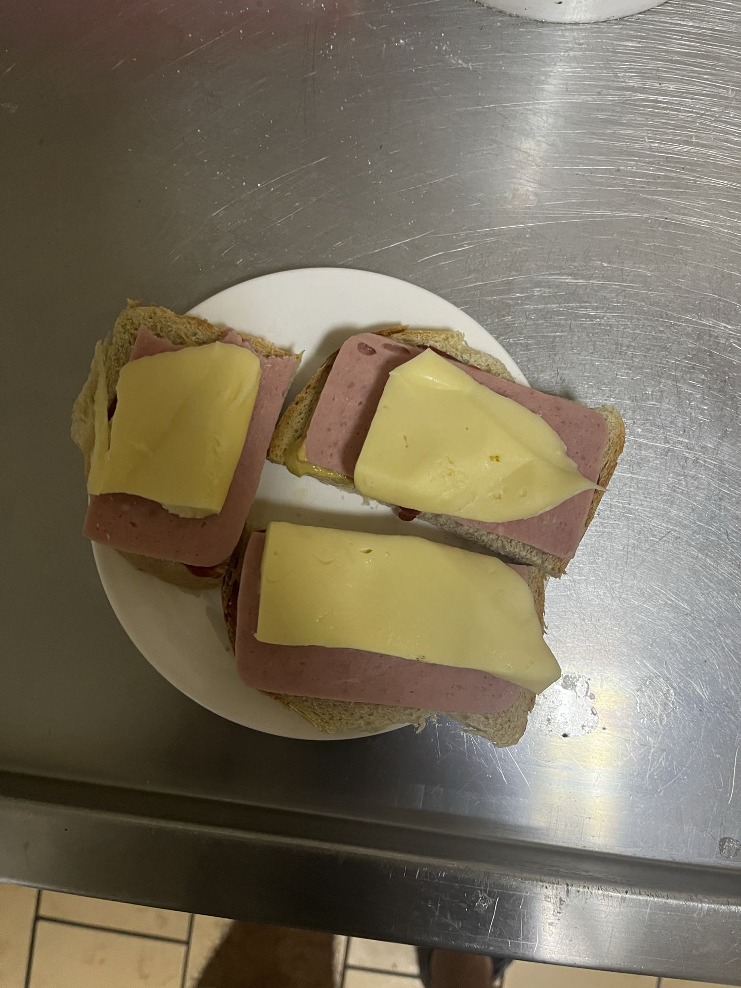 Бутерброды с колбасой