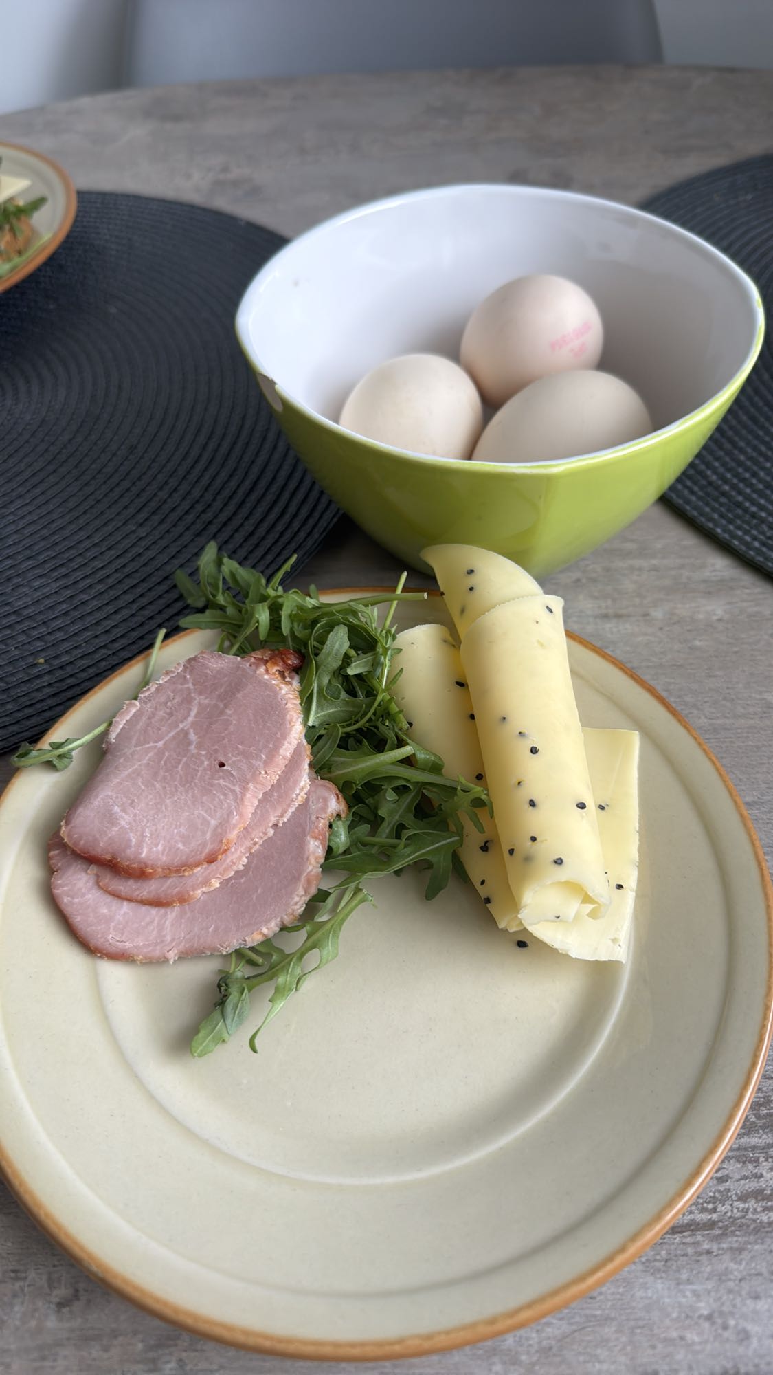 Jajka z szynką i serem