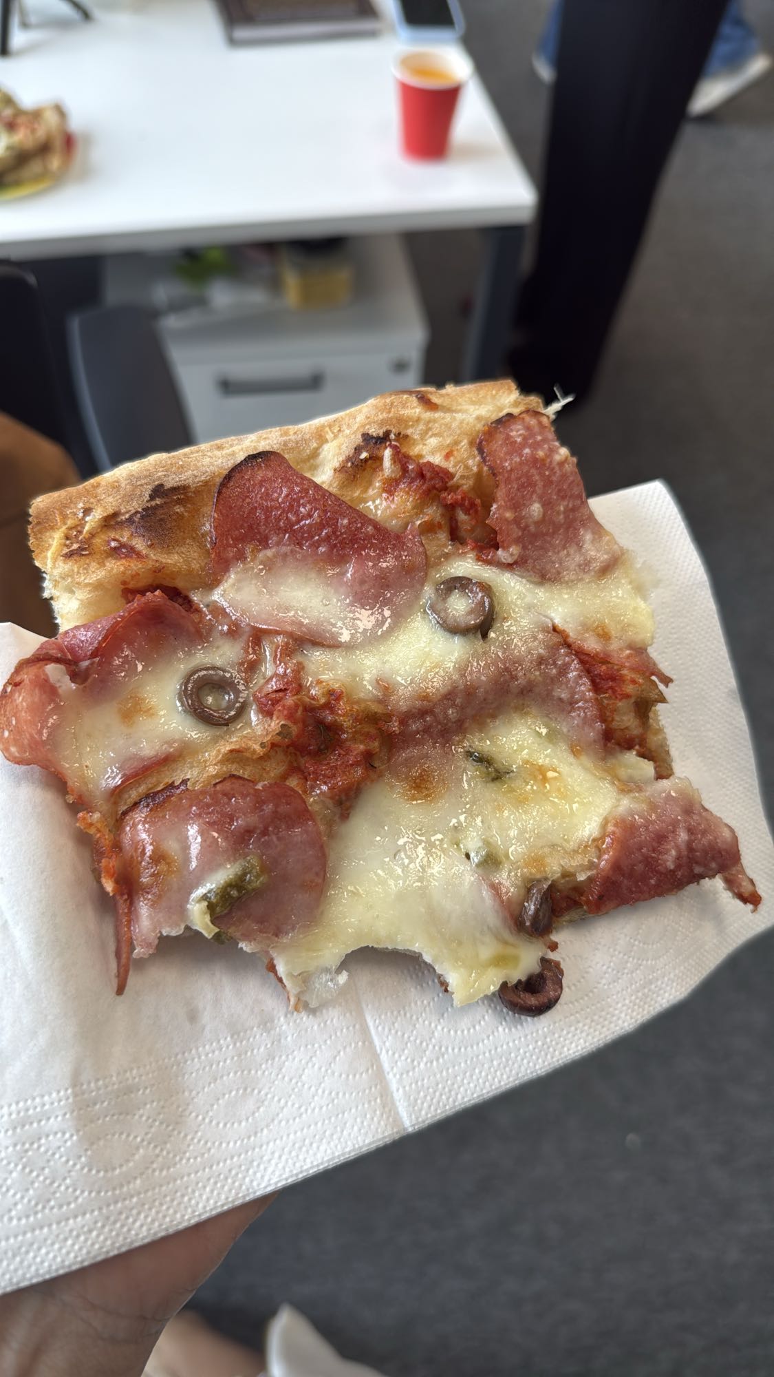 Пицца с салями