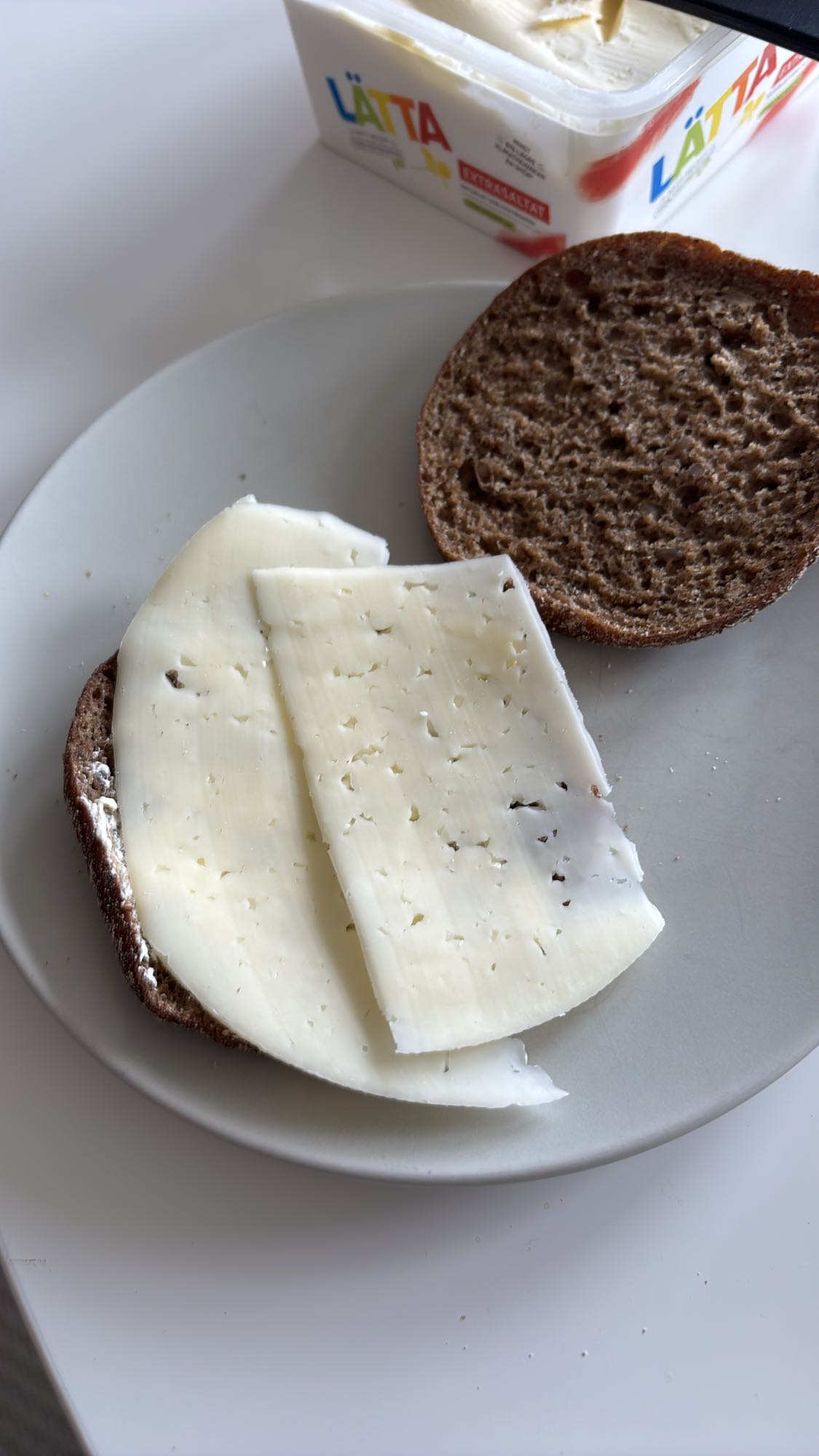 Ostsmörgås med rågbröd