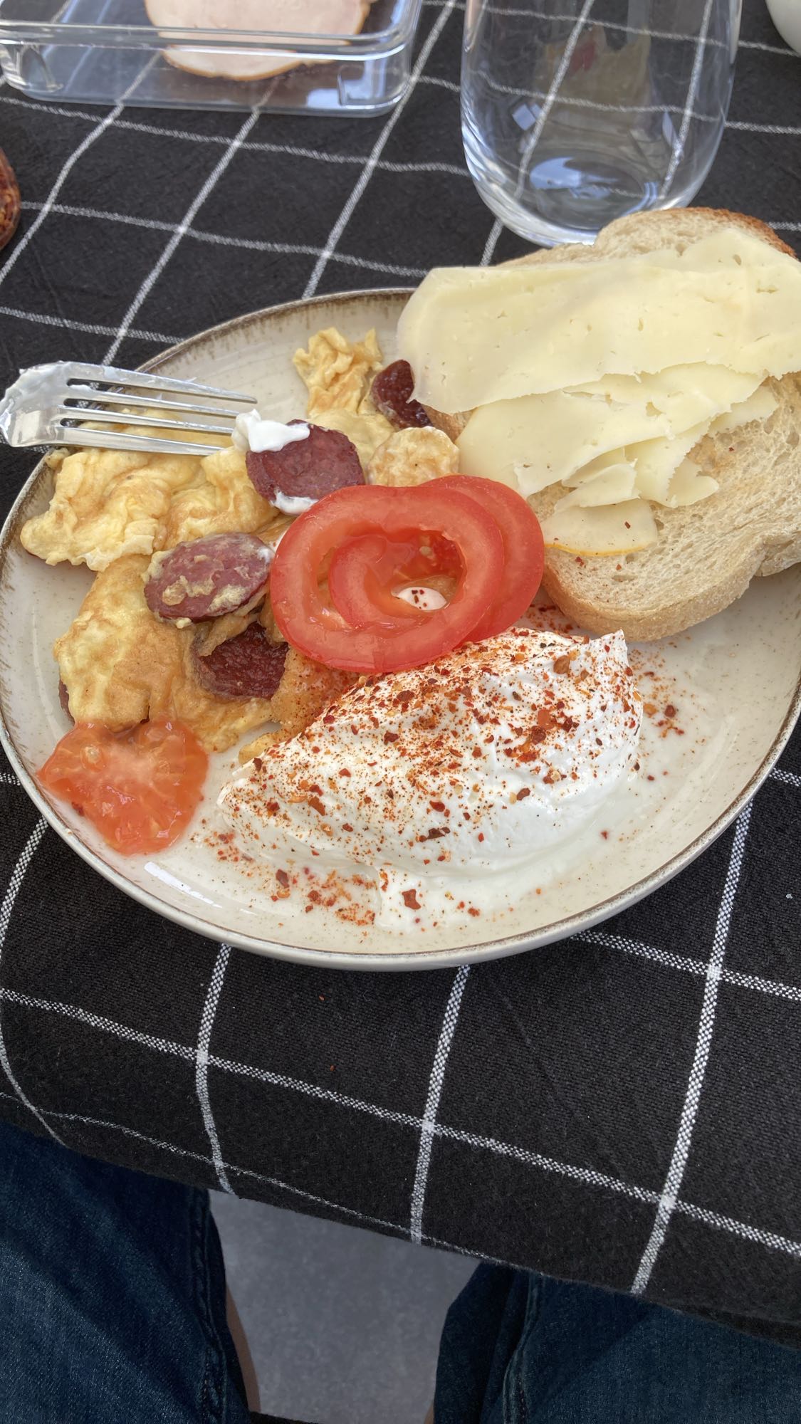 Frukosttallrik med ägg och kvarg